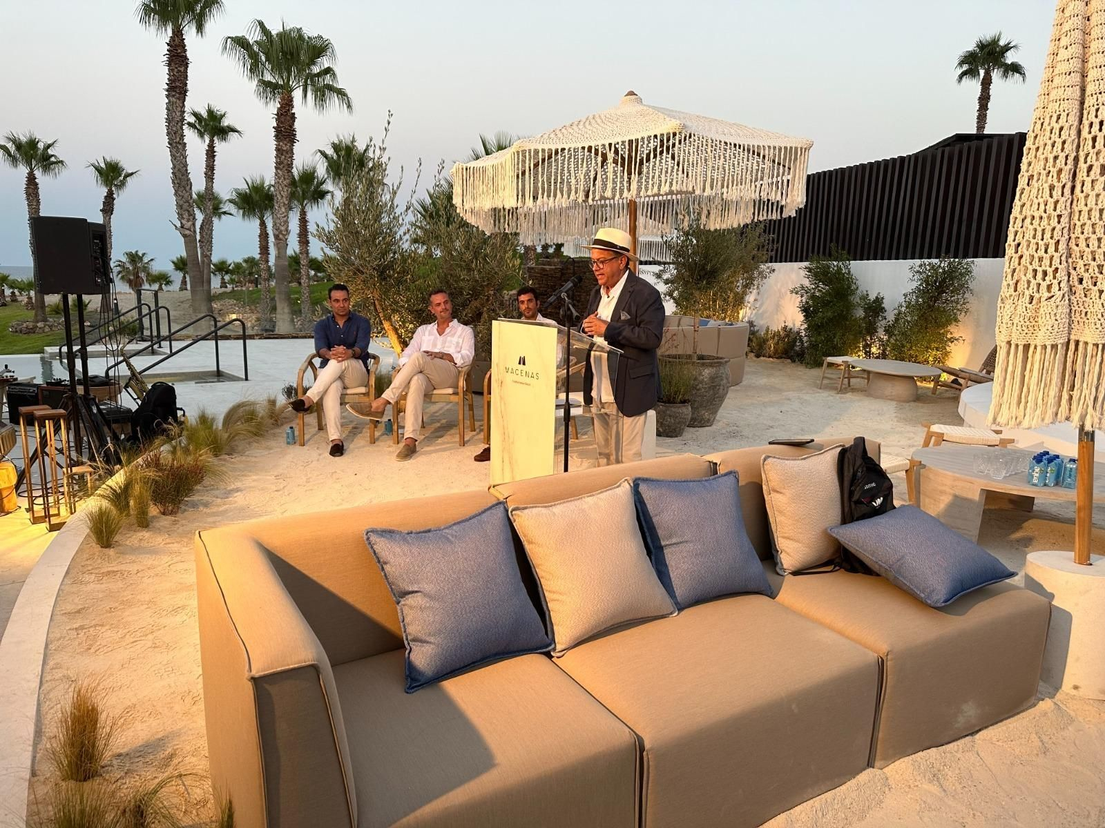 16. Descubre el Club Social de Macenas Mediterranean Resort de Cosentino