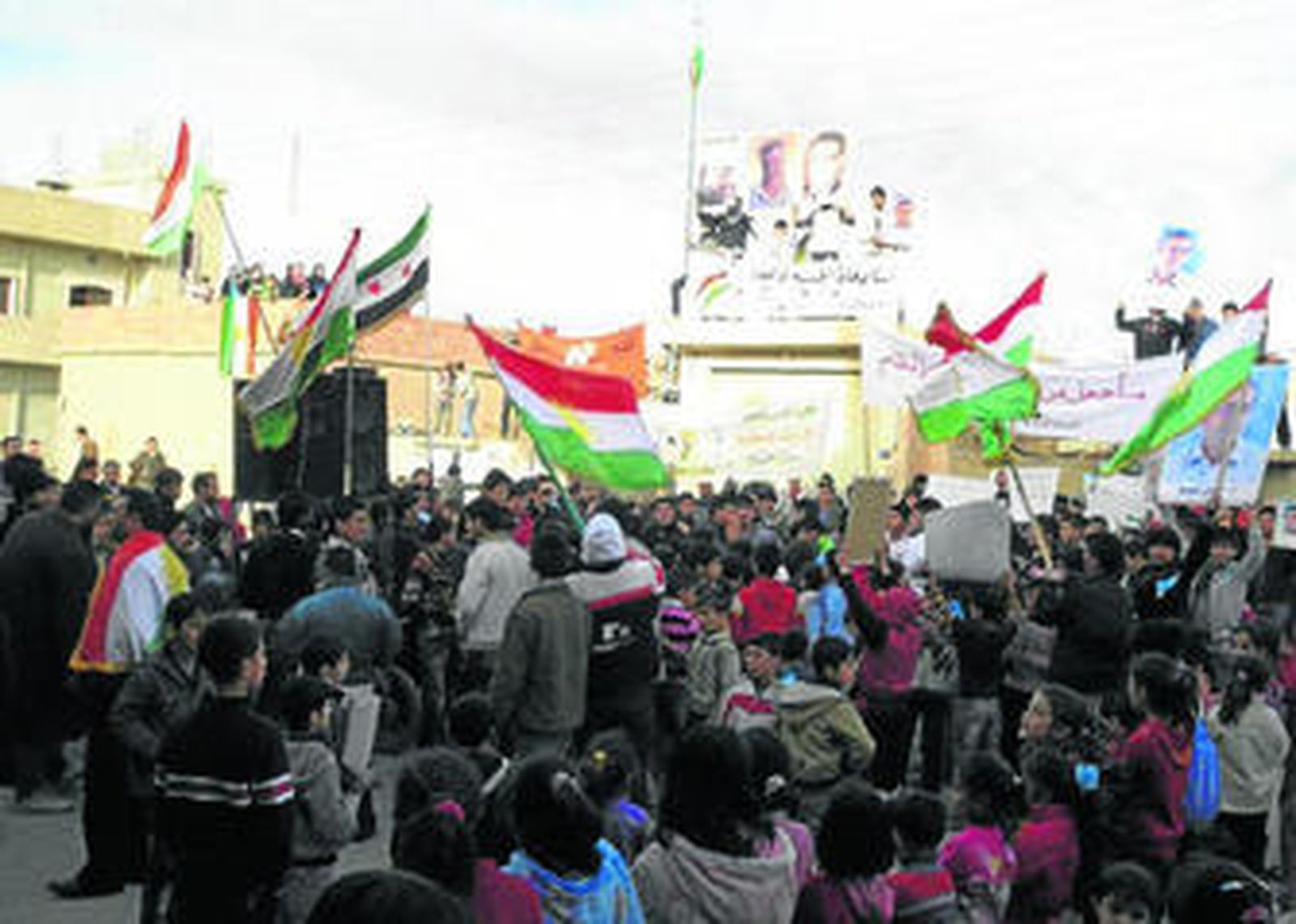 Opositores sirios se manifiestan contra el régimen de Al Asad en una localidad cercana a Homs.