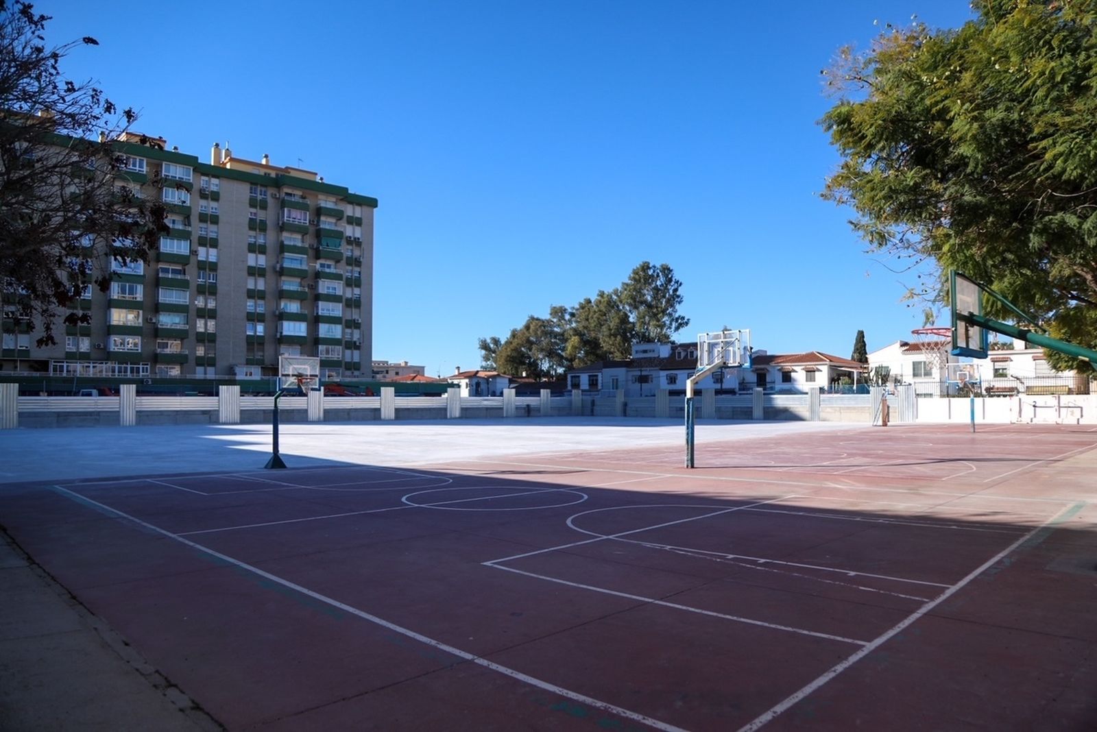 Patio del colegio Valle Inclán, que se sitúa sobre el aparcamiento  de la avenida Pío  Baroja.
