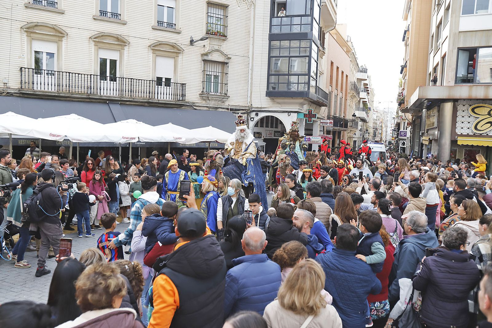 Imágenes de la mágica llegada de los Reyes Magos y la Estrella de la Ilusión a Huelva en barco