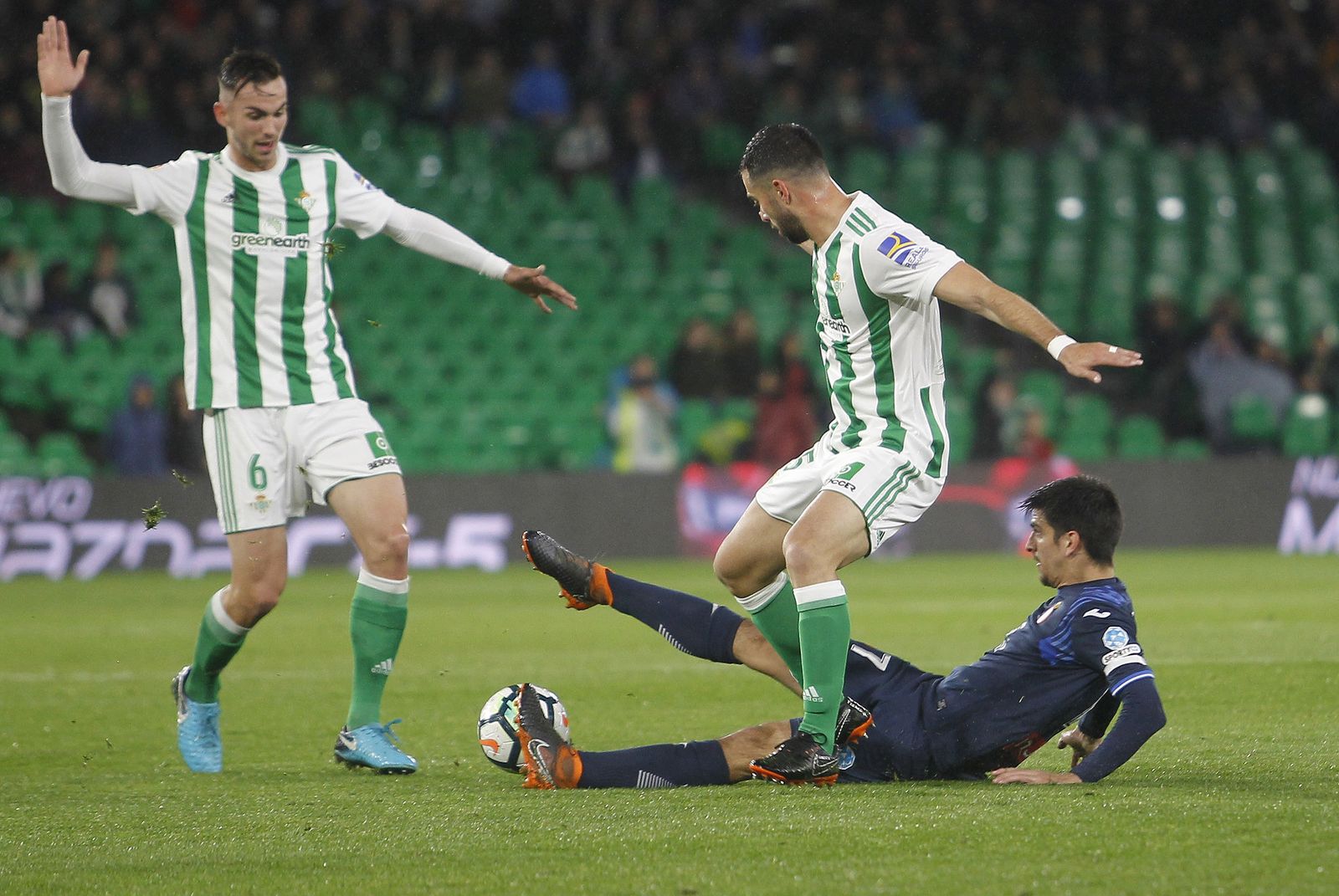Un momento del partido en el benito Villamarín./A.Pizarro