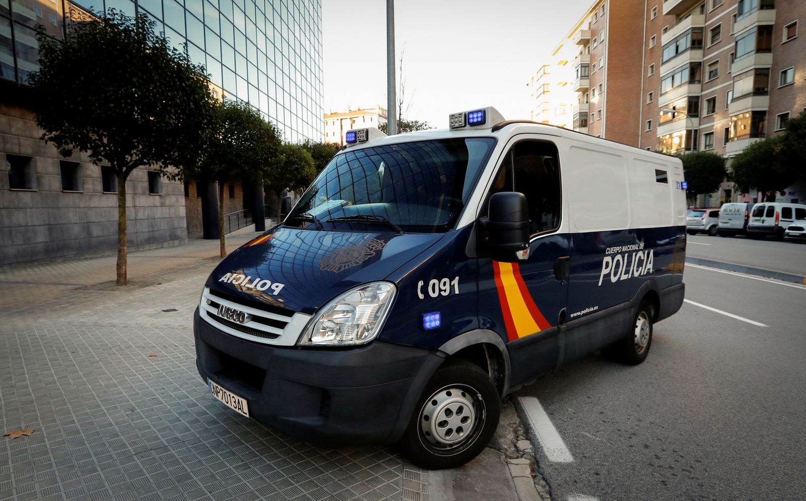 El furgón policial que traslada a los acusados a la sede judicial