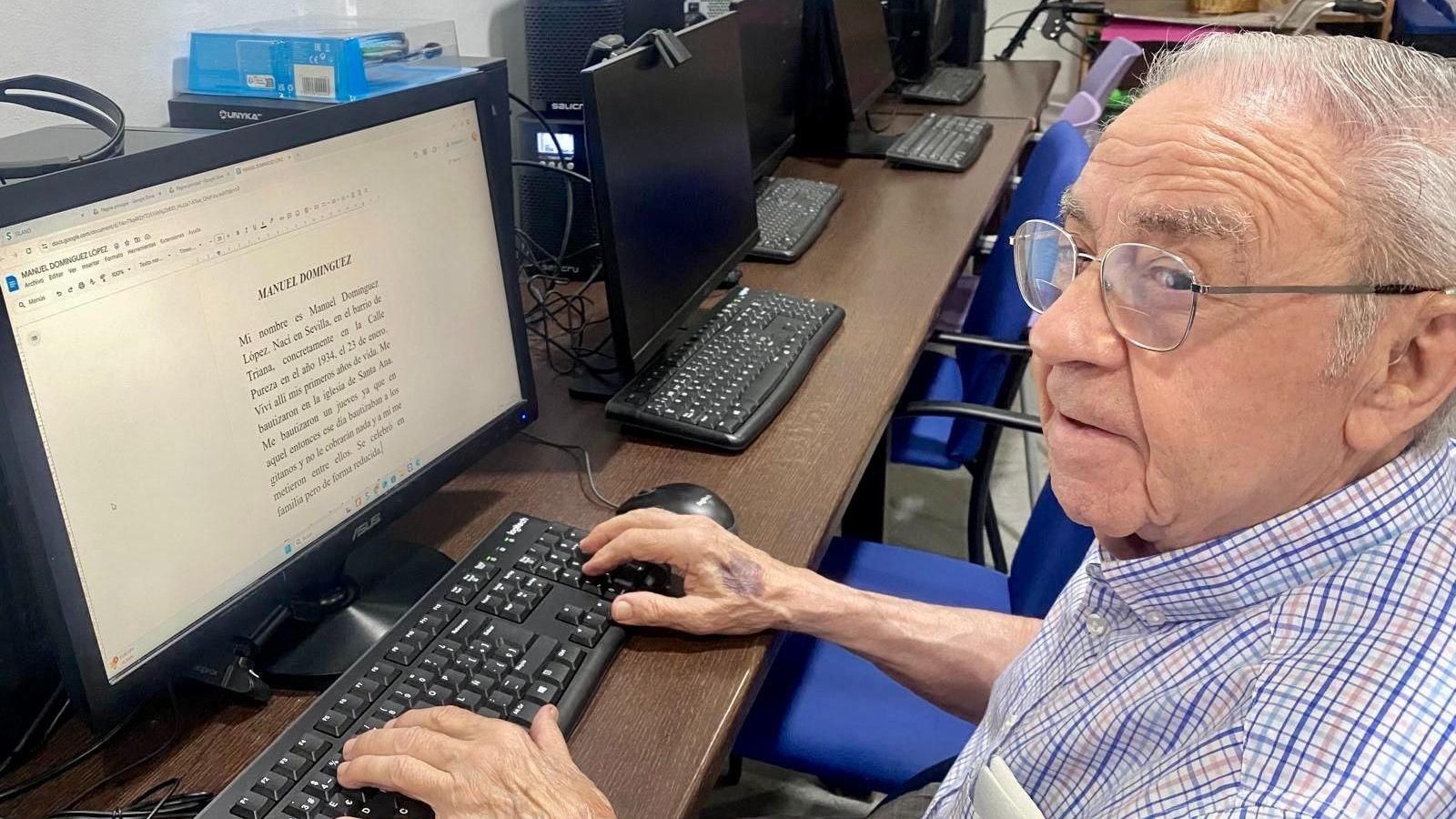 Uno de los residentes durante la ejecución del proyecto en el ordenador de la residencia.