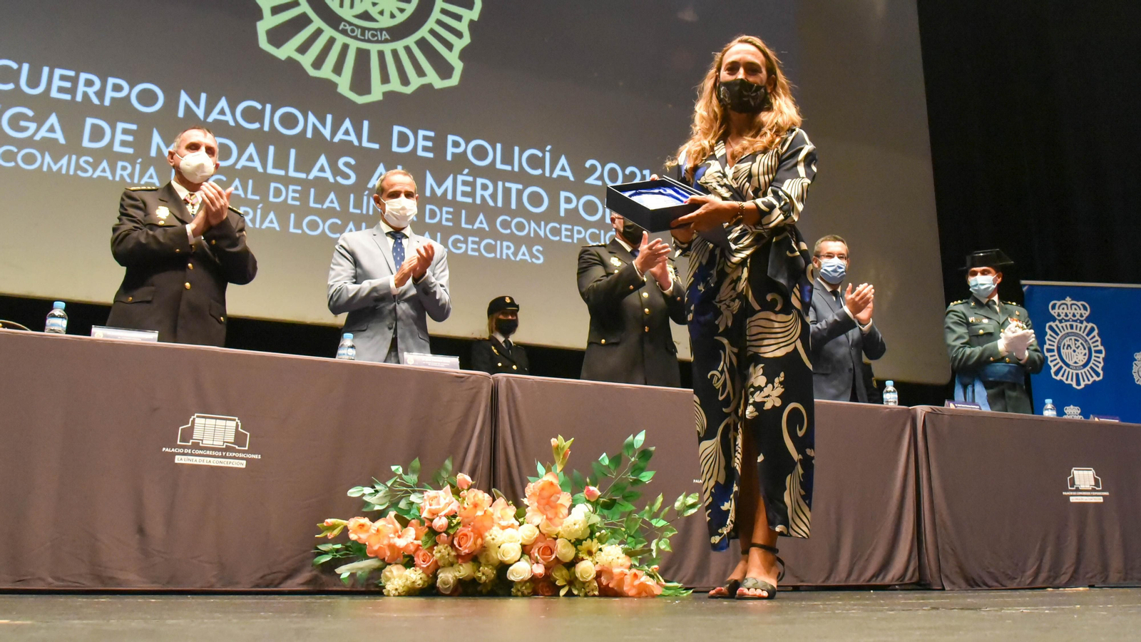 Las fotos de la entrega de medallas por el Dia de la Policía Nacional