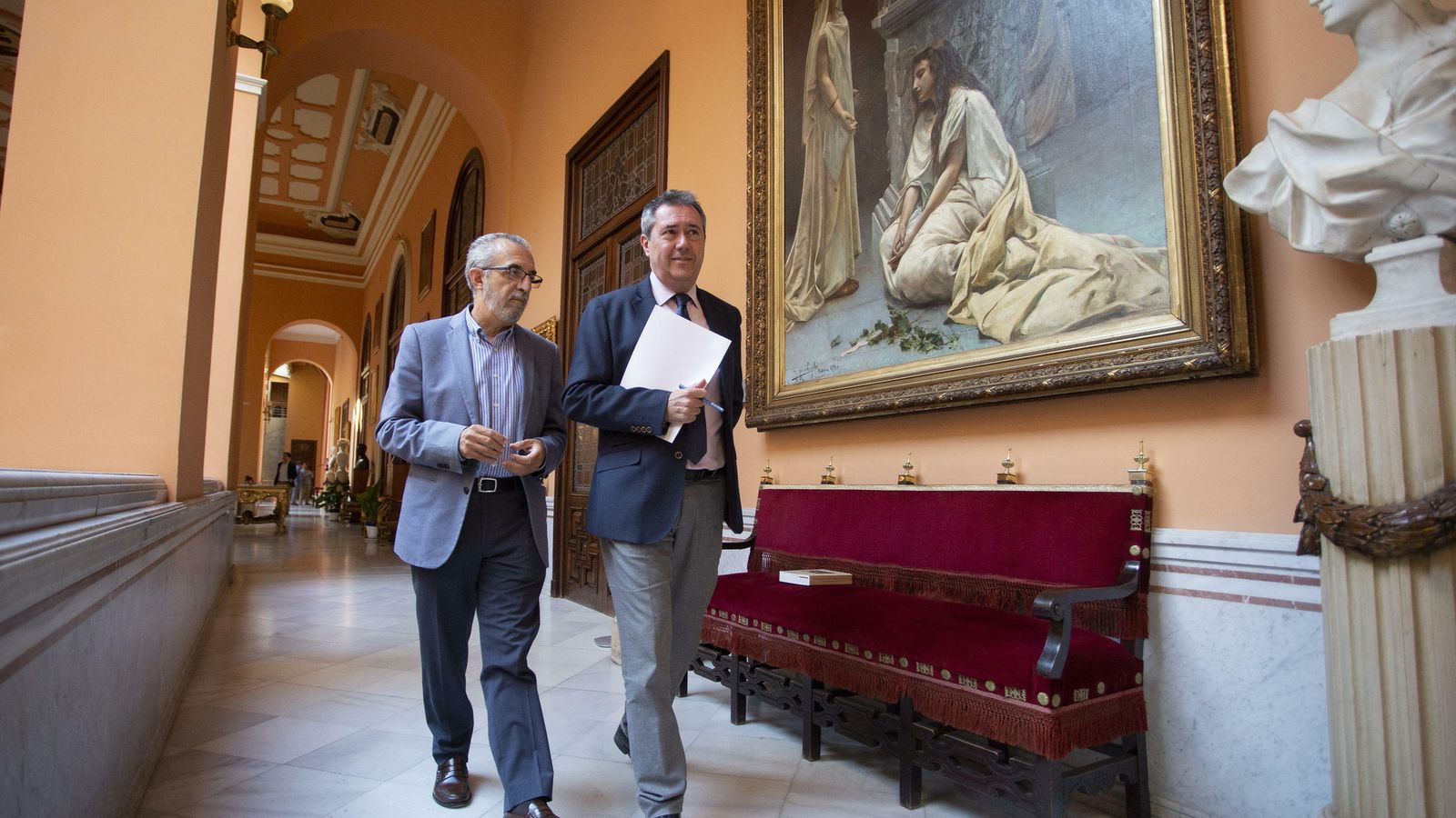 El alcalde Juan Espadas y el concejal de Bienestar Social, Empleo y Planes Integrales de Transformación Social, Juan Manuel Flores.