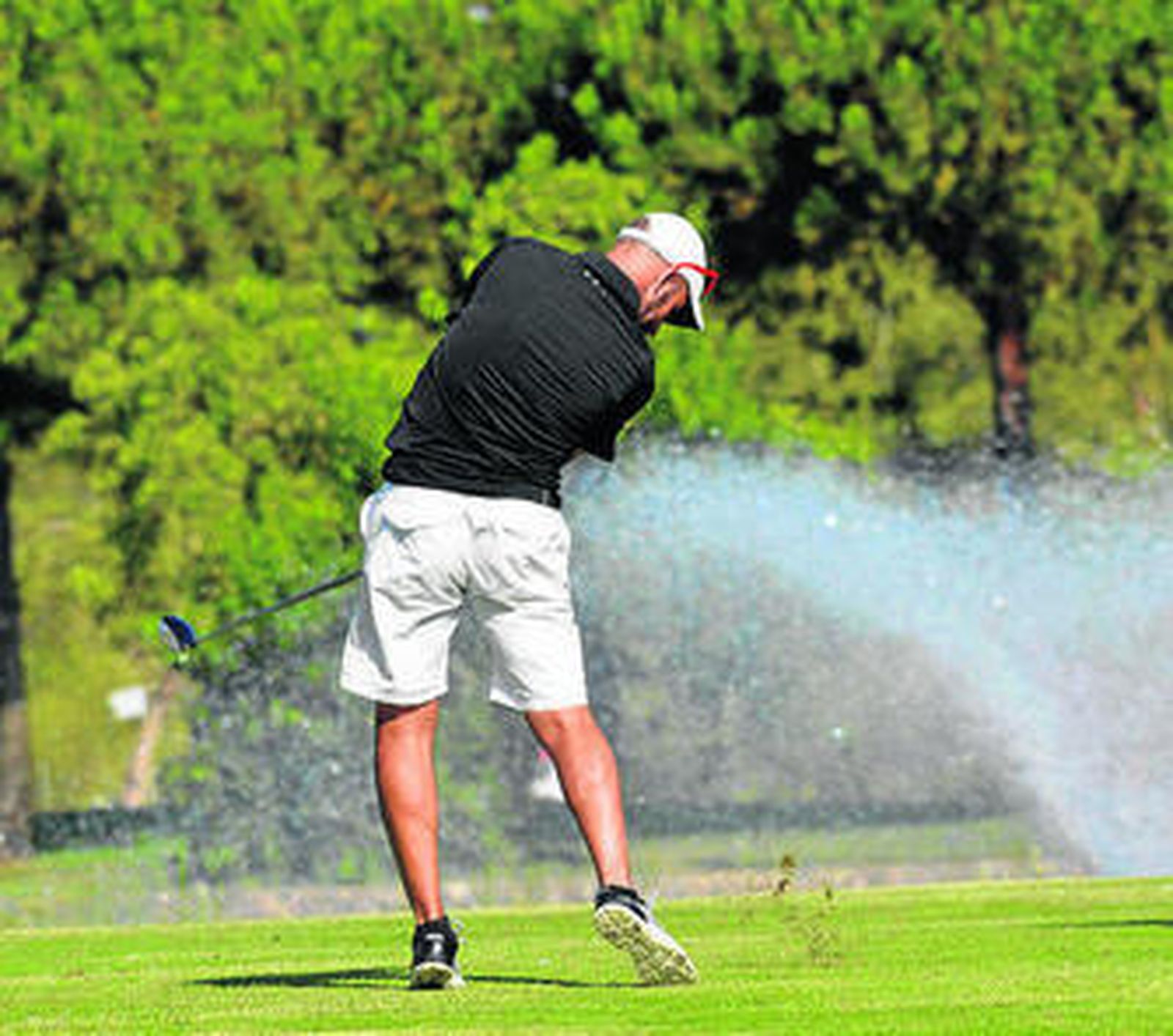 Manu Pulido, ejecutando un golpe durante el torneo en Isla Canela.