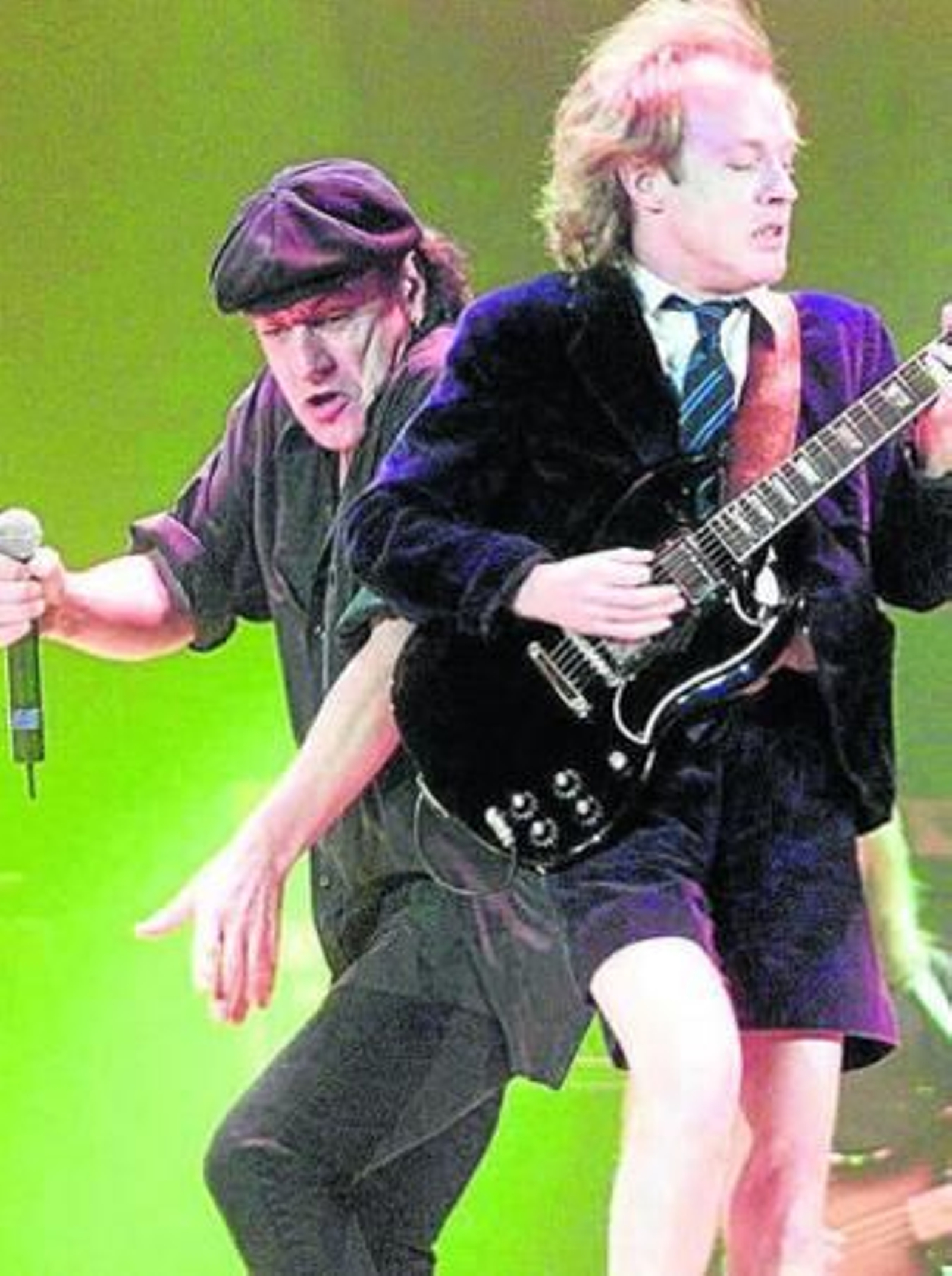 Angus Young y el cantante Geordi.