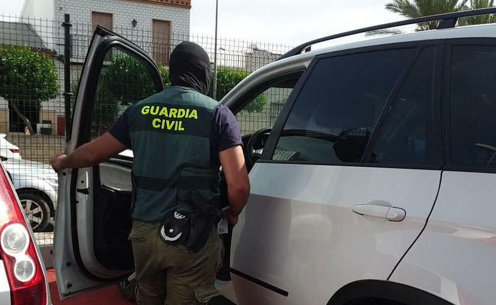 Un guardia civil en uno de los registros, en Bollullos Par del Condado