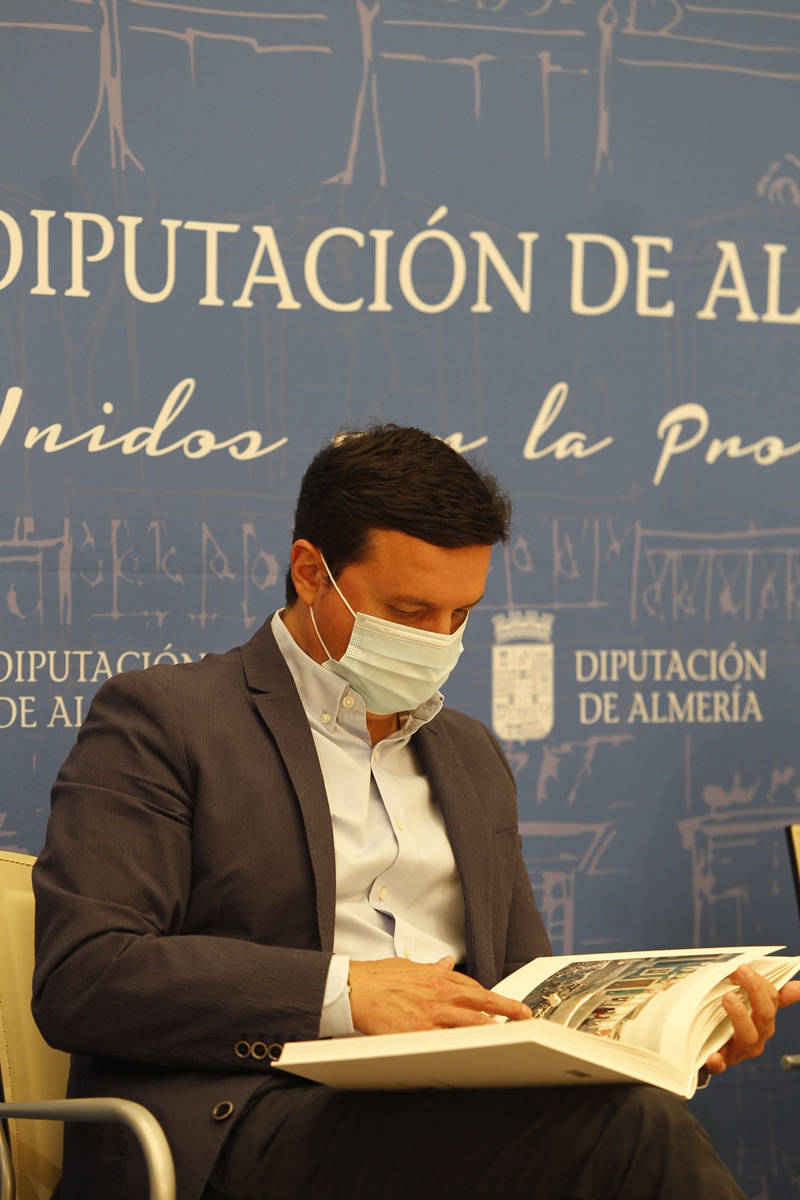 Presentación del libro "La Chanca en Color", del fotógrafo almeriense Carlos Pérez Siquier