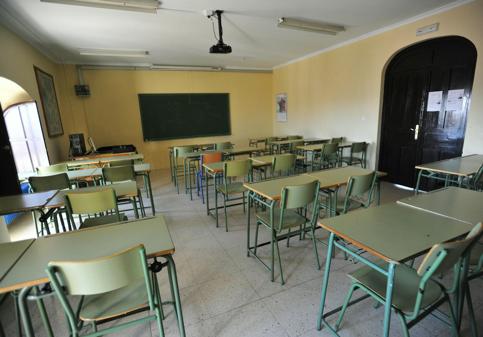 Un aula vacía de un centro educativo de la provincia.