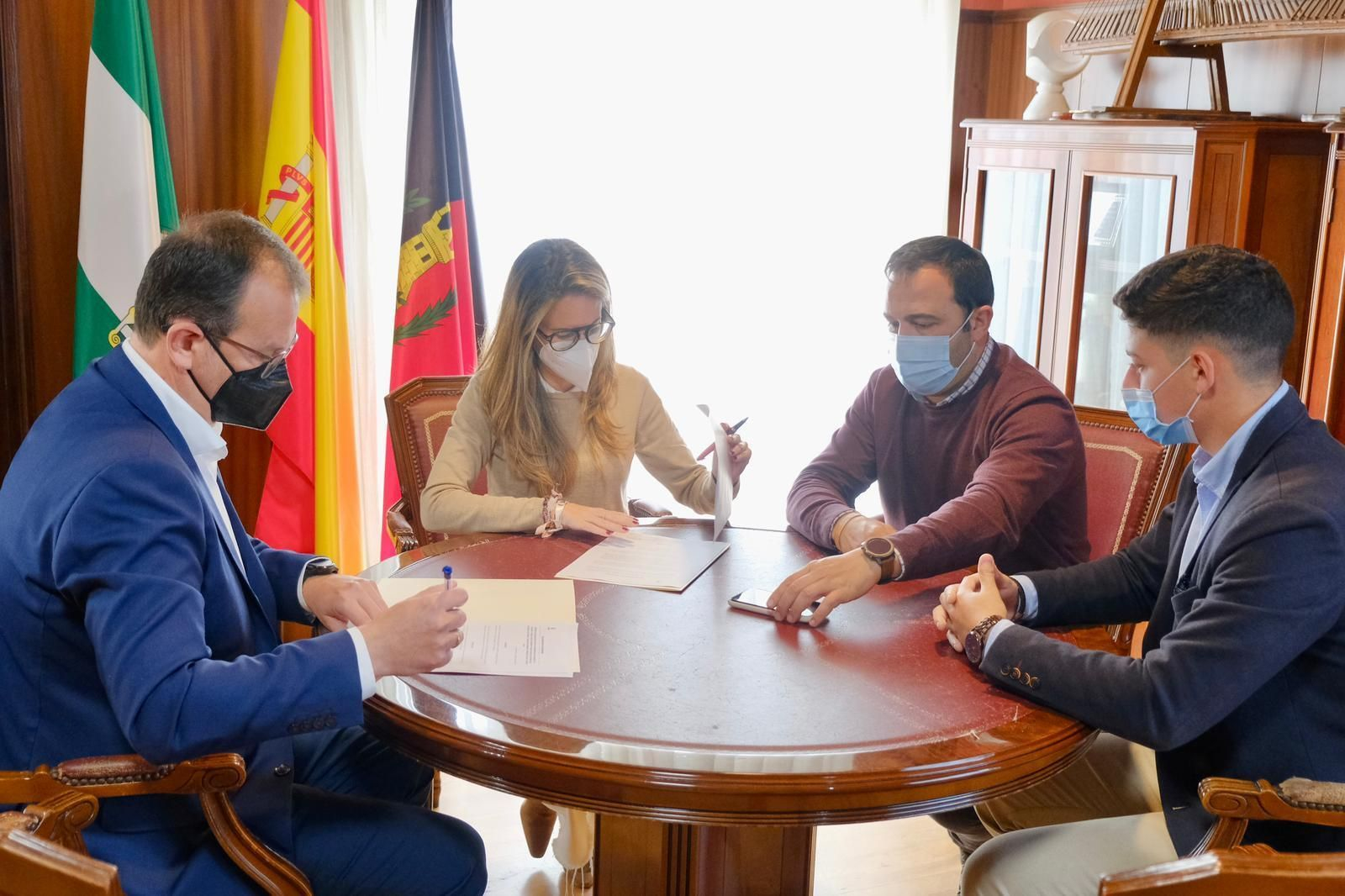 Firma del convenio entre el Ayuntamiento ayamontino y Capital Energy. Firma del convenio entre el Ayuntamiento ayamontino y Capital Energy.