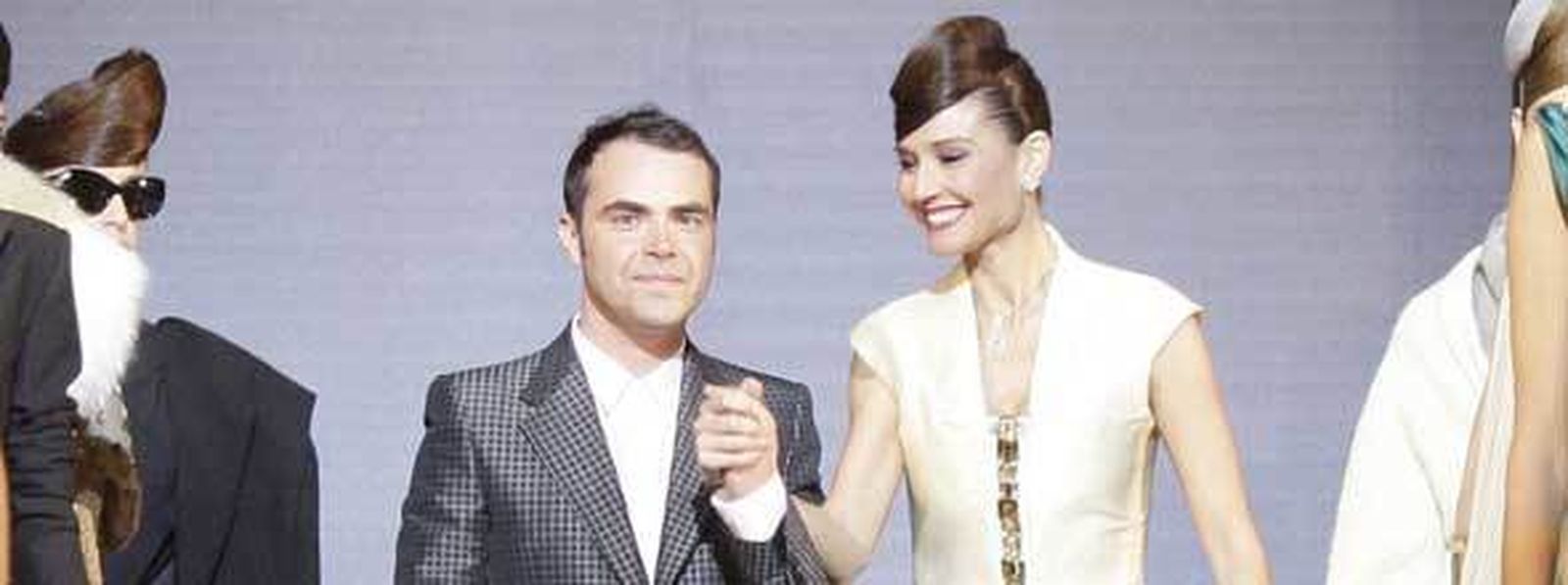 La modelo Juncal Rivero con un vestido de novia durante el desfile del diseñador vasco Ion Fiz./EFE