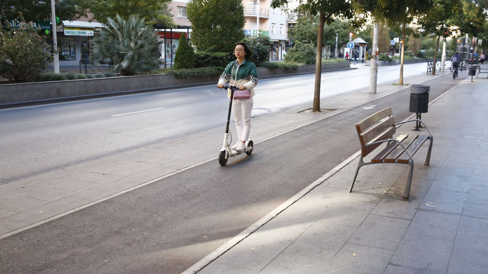 Un patinete eléctrico por el carril bici.