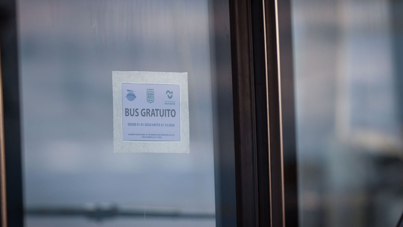 Cartel de 'Bus gratuito' colocado en los vehículos en San Fernando