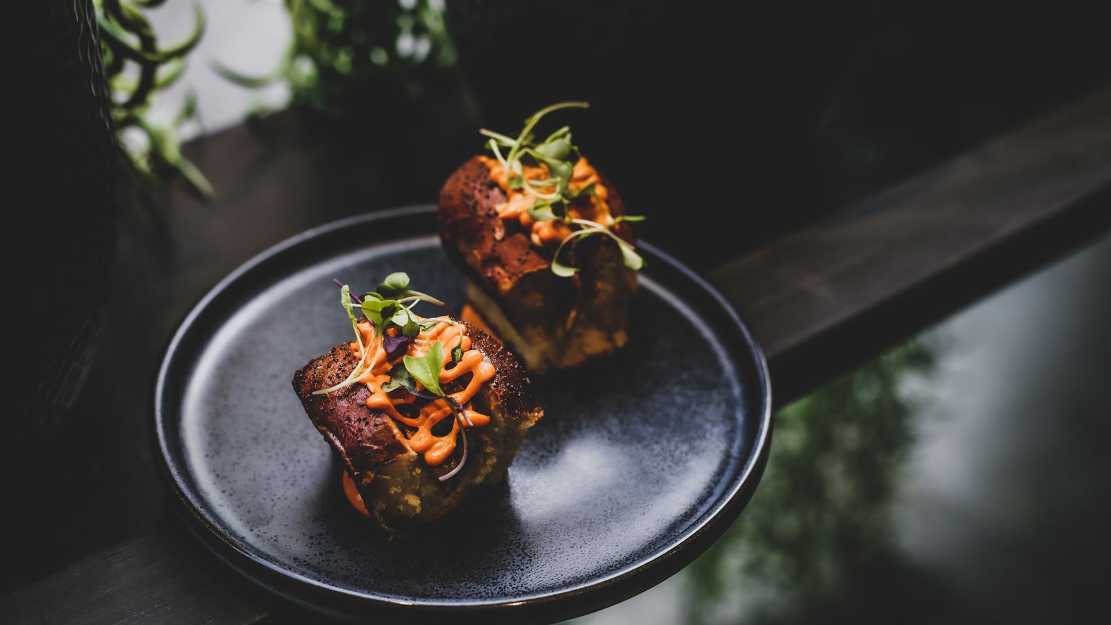 Entrada triunfal - Pan brioche relleno de costilla deshilachada y mahonesa de chipotles ahumados