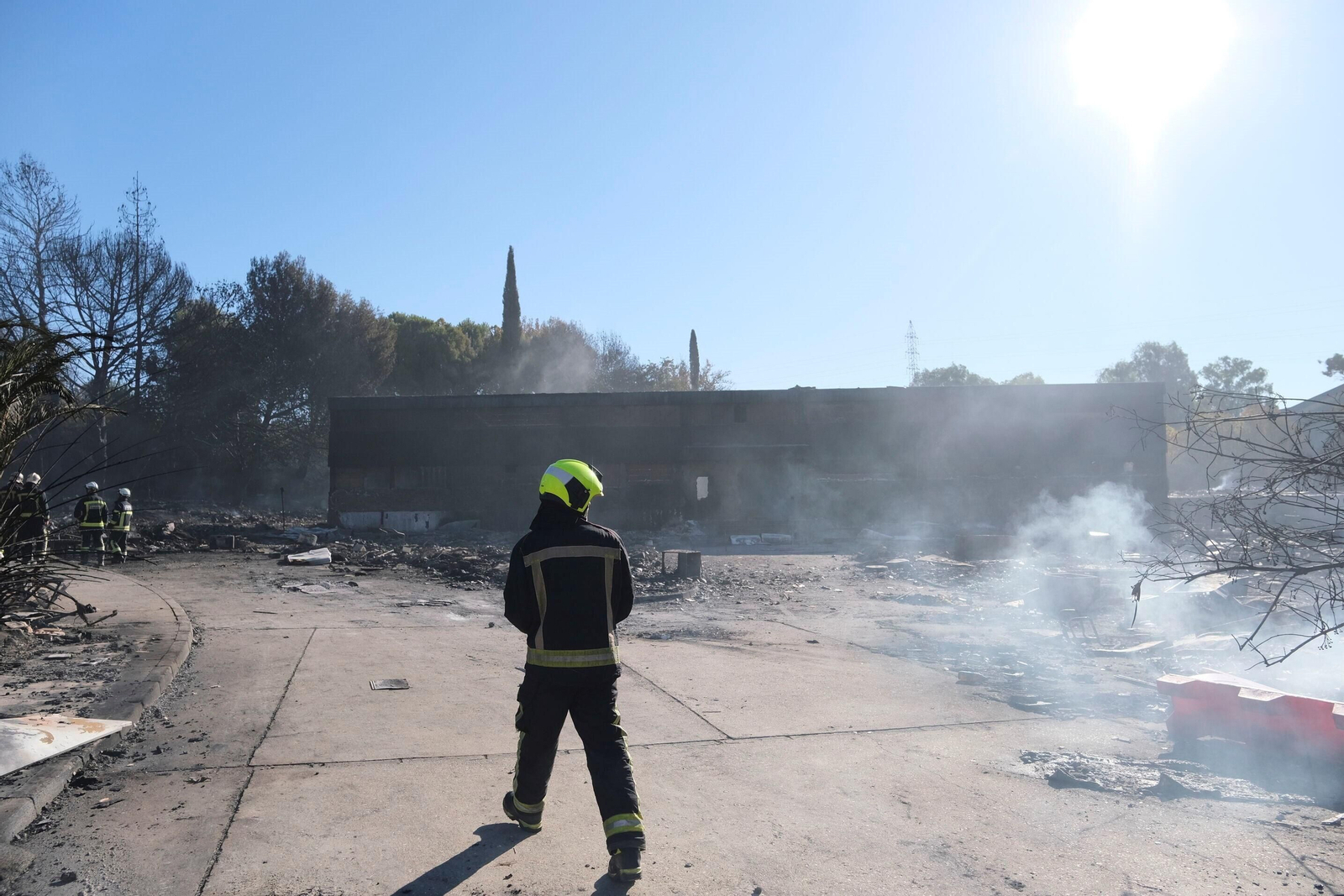 El día después del gran incendio de Chinales, en fotografías: rescoldos, humo y pérdidas El día después del gran incendio de Chinales, en fotografías: rescoldos, humo y pérdidas