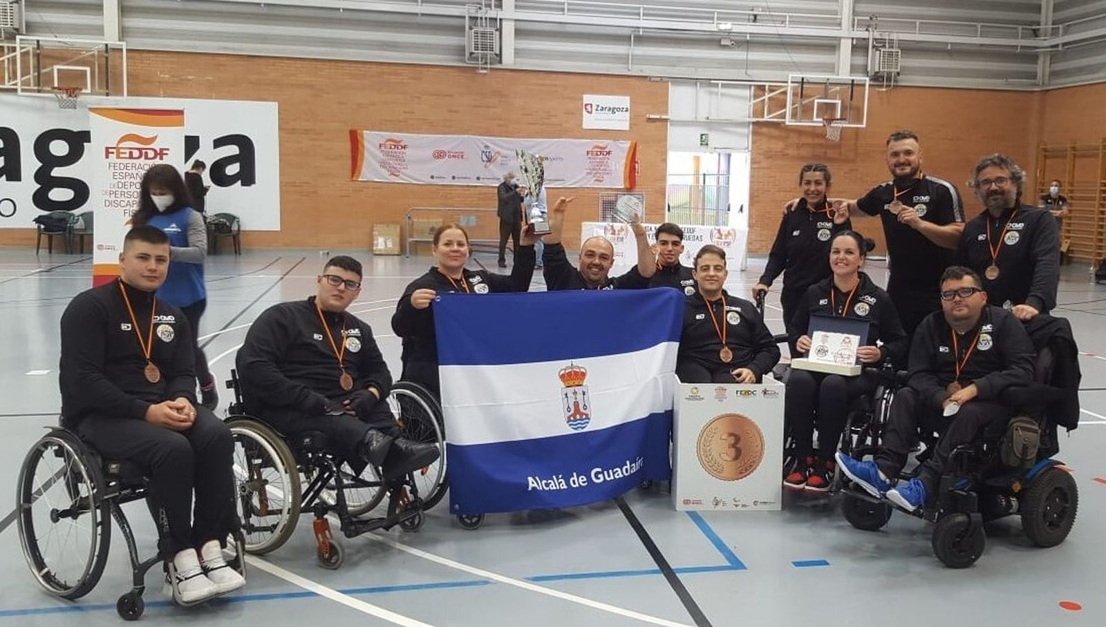 El CAAD Sevilla rugby posa con los trofeos en Zaragoza.