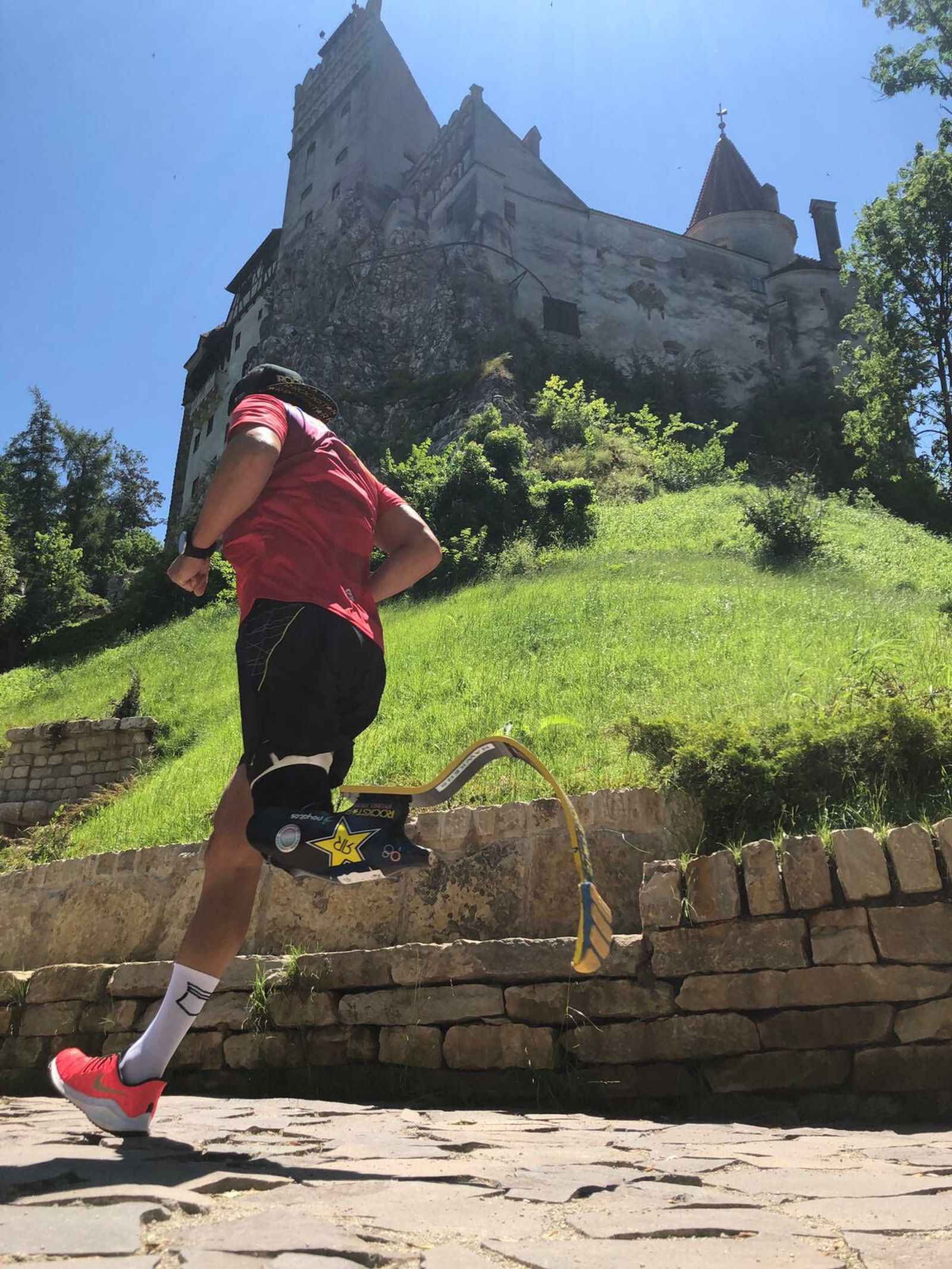 Raúl Zambrana, reconociendo un circuito en Rumanía.