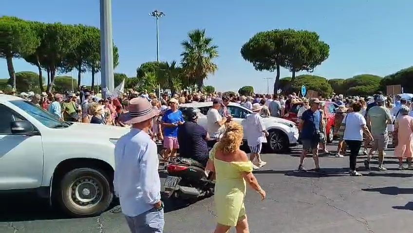 Vecinos de Matalascañas protestan este viernes por la zona azul en toda la urbanización: "No vamos a pagar 400 euros por tener el coche en la puerta"