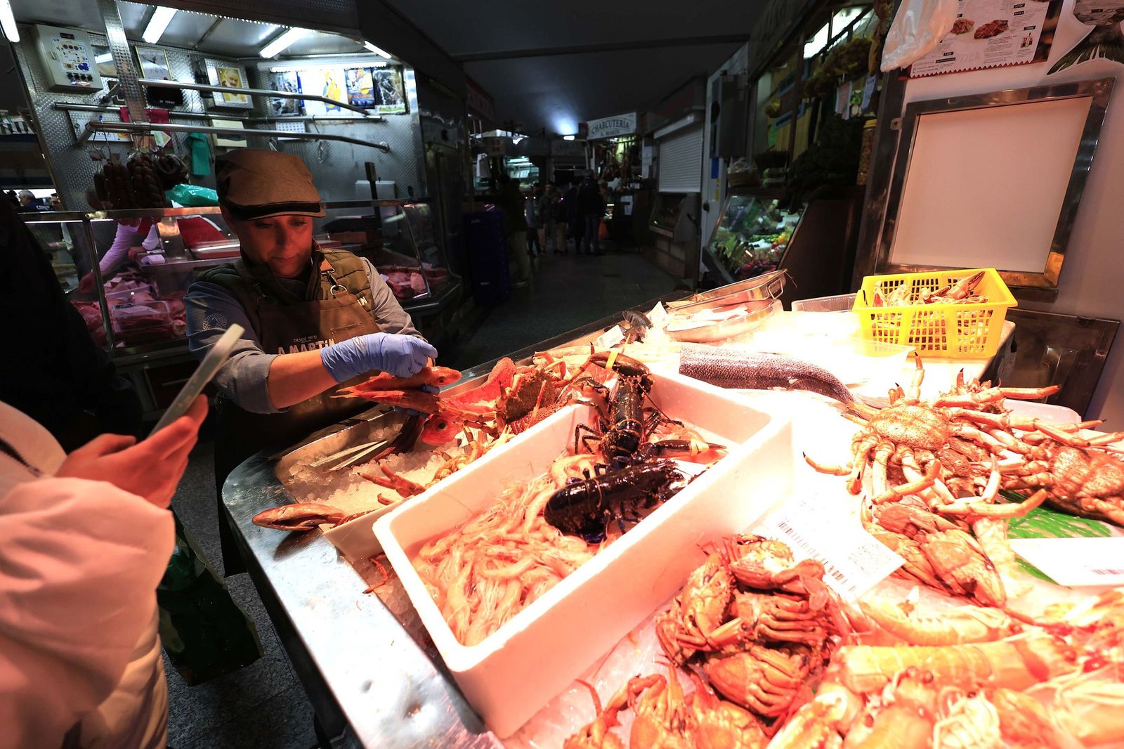 Las últimas compras para Nochevieja en Algeciras, en imágenes