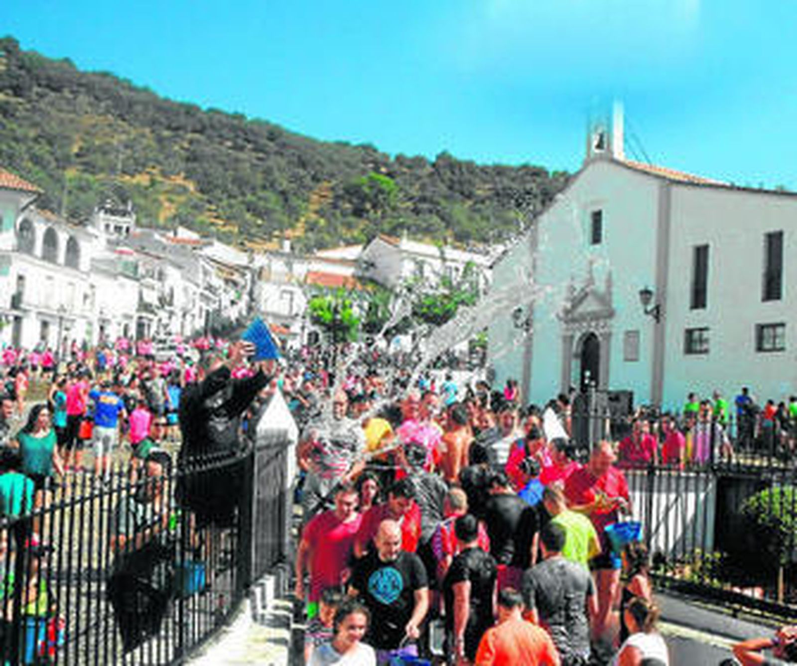La mayoría de los vecinos del pueblo participan en esta curiosa tradición.
