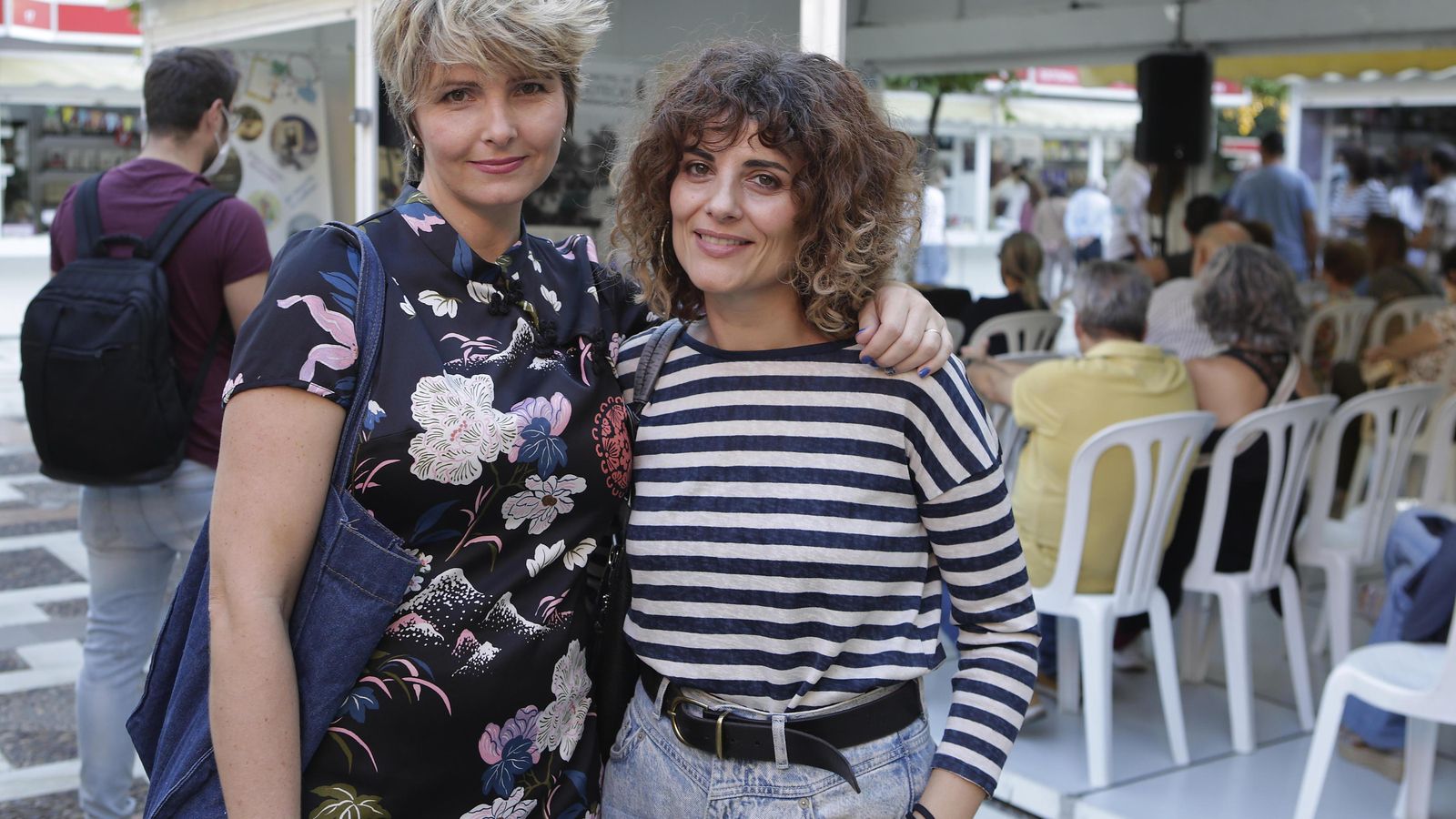 Silvia Hidalgo y Rosario Villajos antes de participar en la mesa redonda que moderó María José Barrios. Silvia Hidalgo y Rosario Villajos antes de participar en la mesa redonda que moderó María José Barrios.