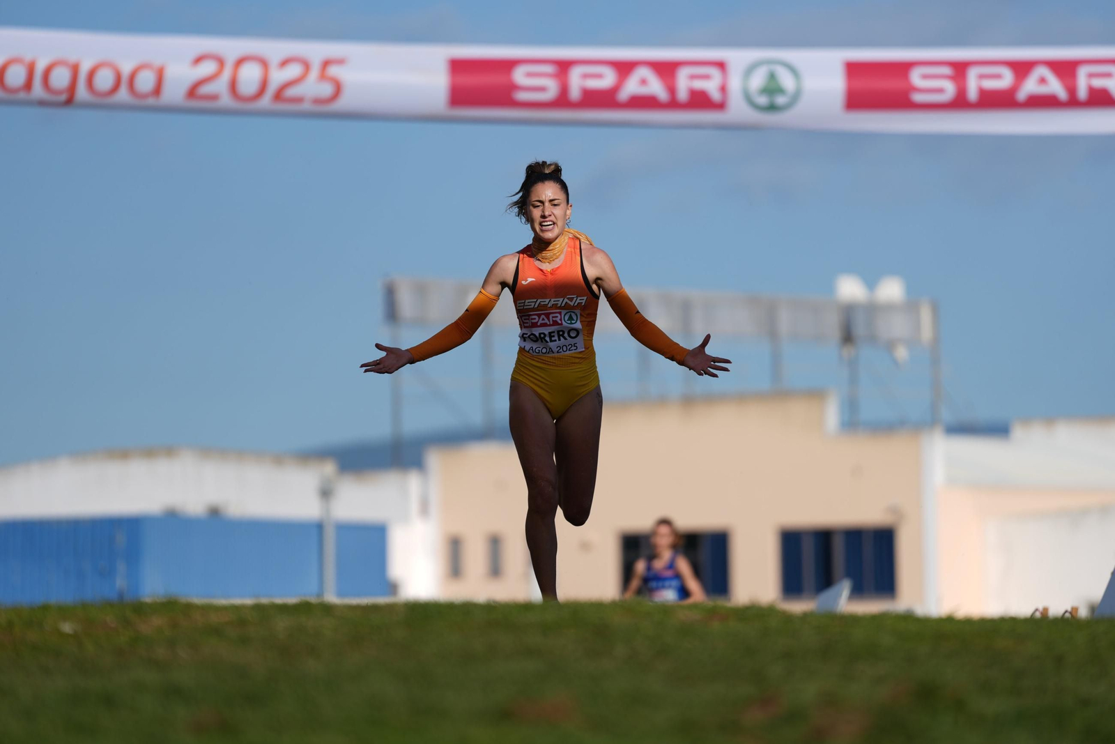 Maria Forero llegando a la meta en el Europeo.