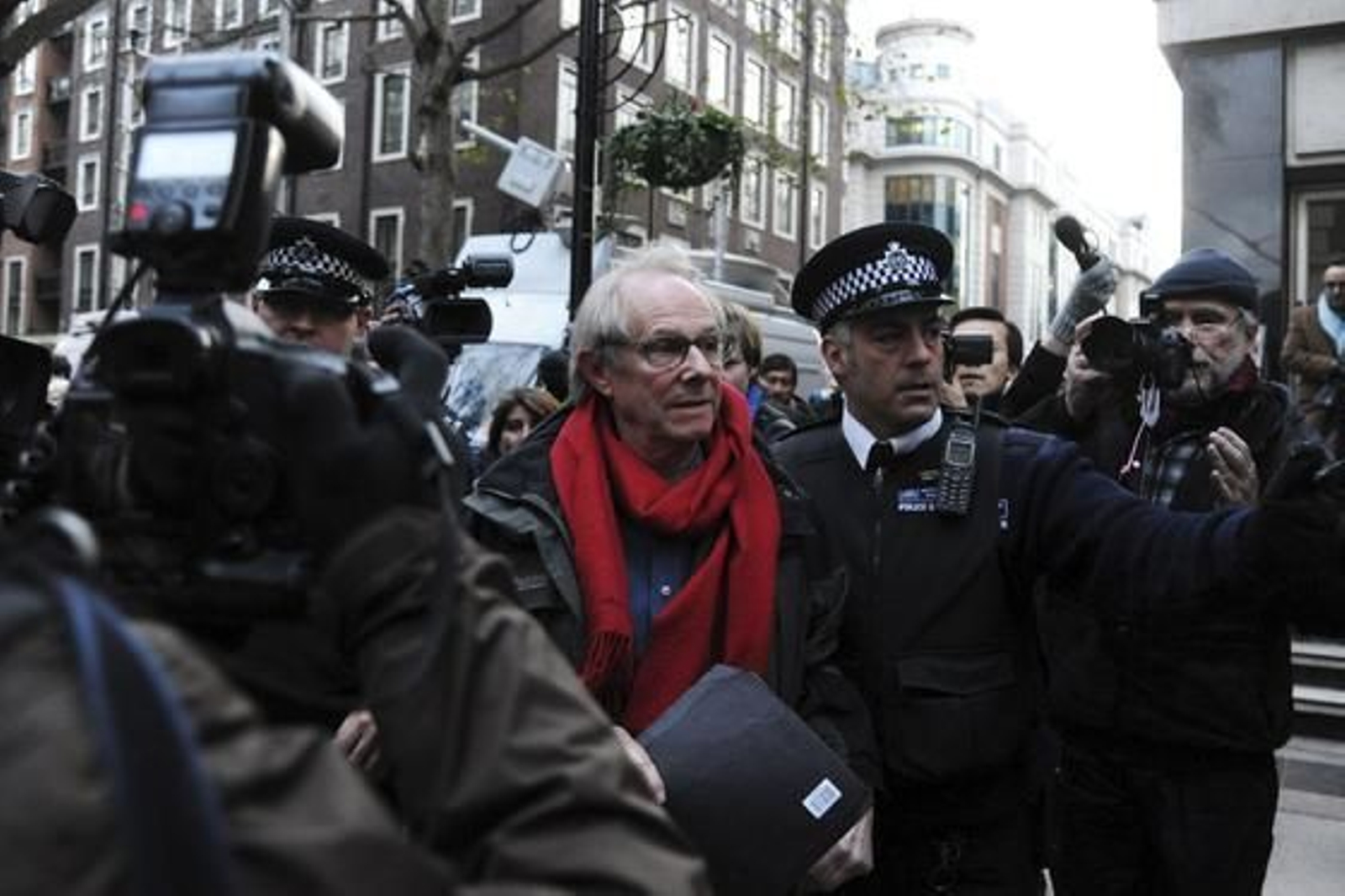 La policía del Reino Unido detiene al fundador de Wikileaks, Julian Assange. / EFE