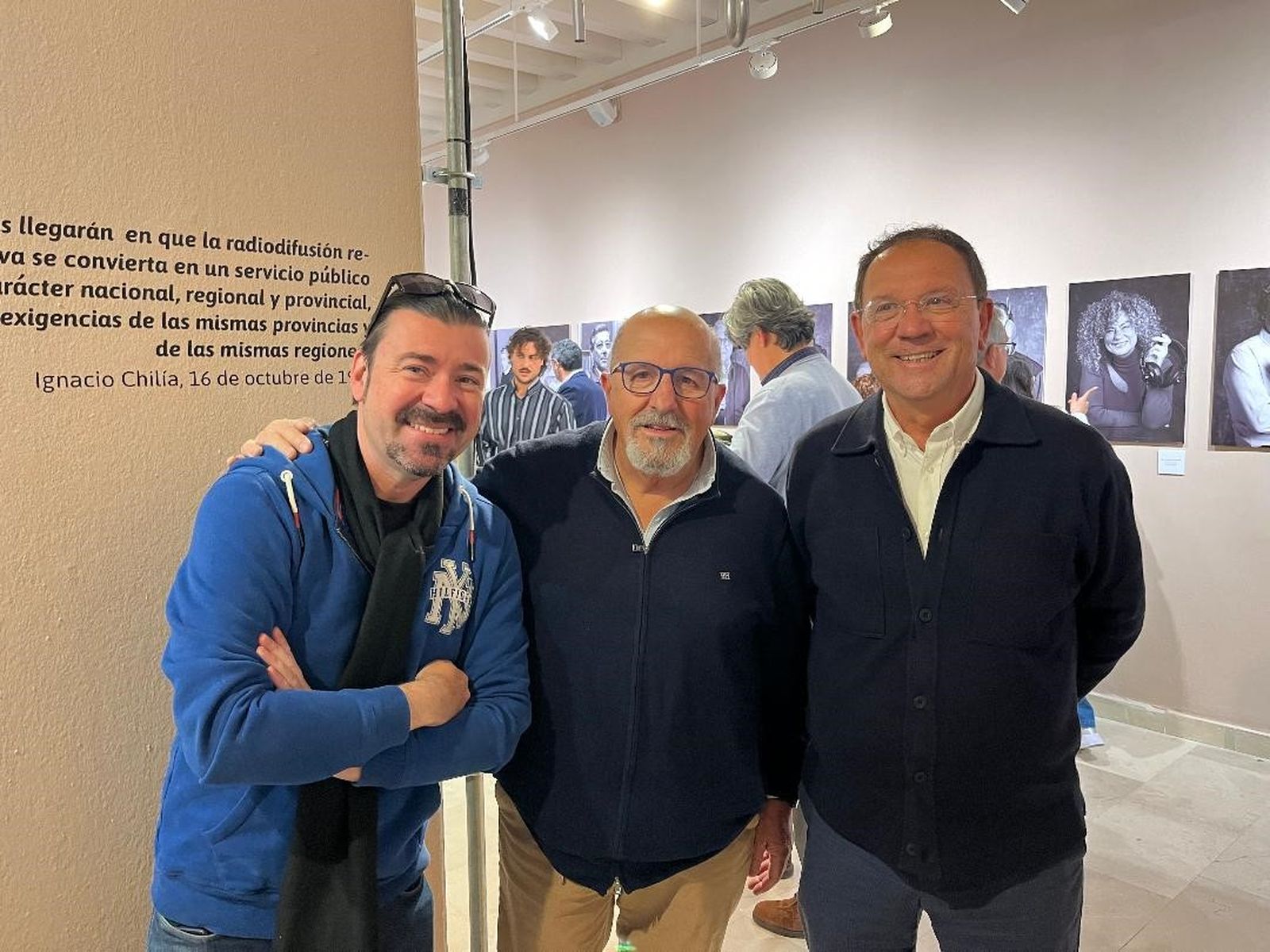 Santiago Moreno, Luis Frade y Luis Núñez, recorriendo la exposición.