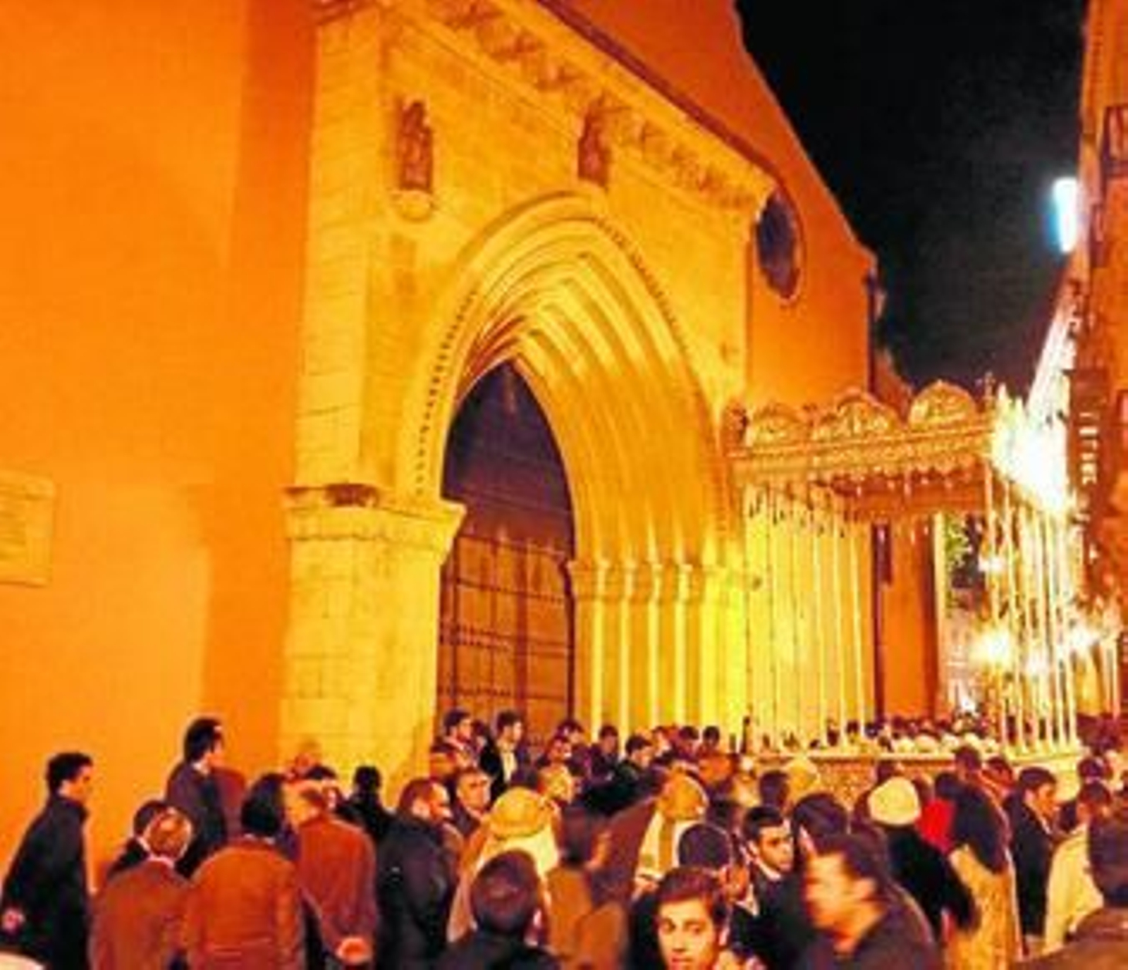 El palio del Silencio pasó con apuros por la estrechez de Daoíz.