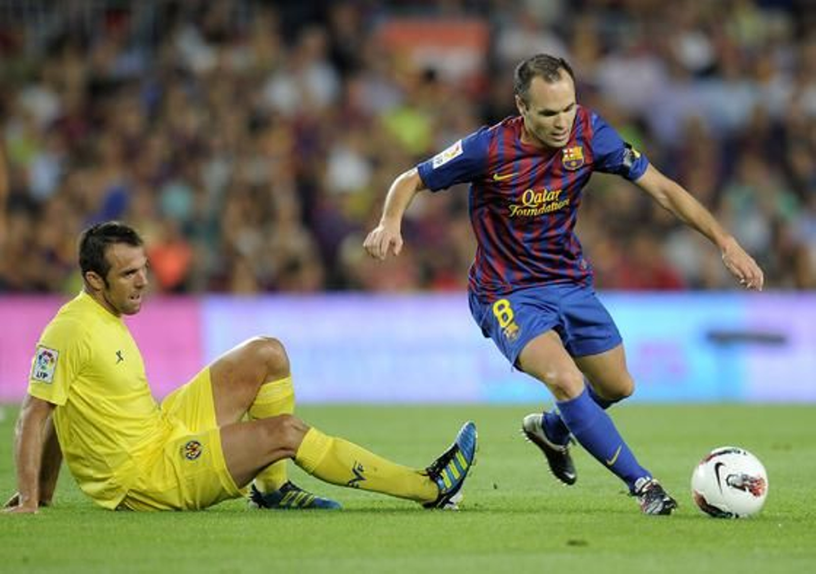 Iniesta sortea a Marchena. / AFP