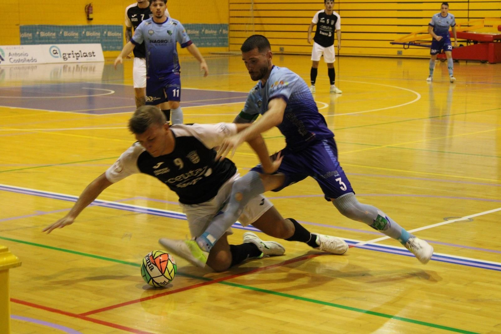 El celeste Josete trata de robarle el balón a un rival durante el último encuentro disputado en casa.