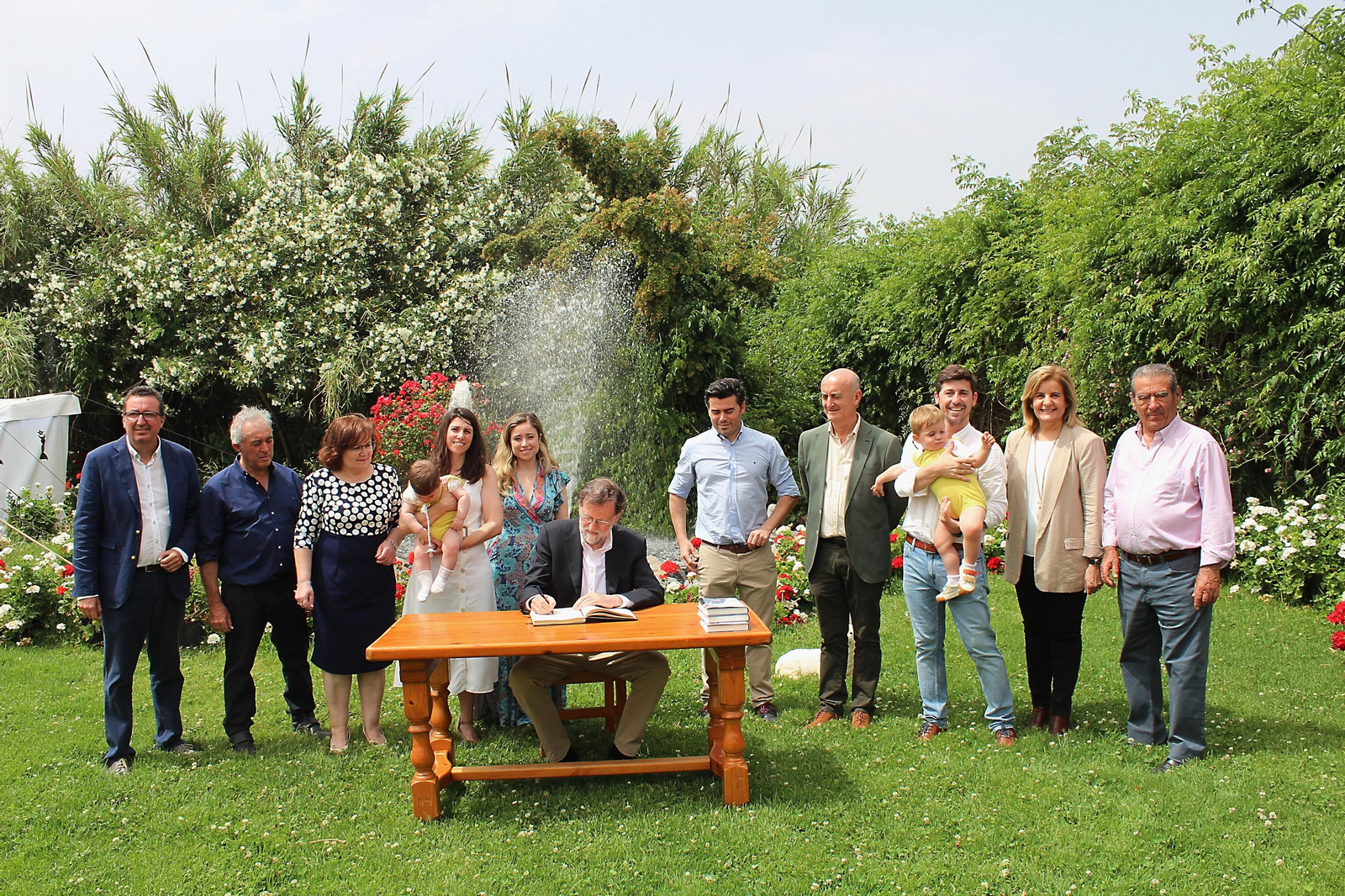 Mariano Rajoy firma en el libro de honor de Agromartin. Mariano Rajoy firma en el libro de honor de Agromartin.