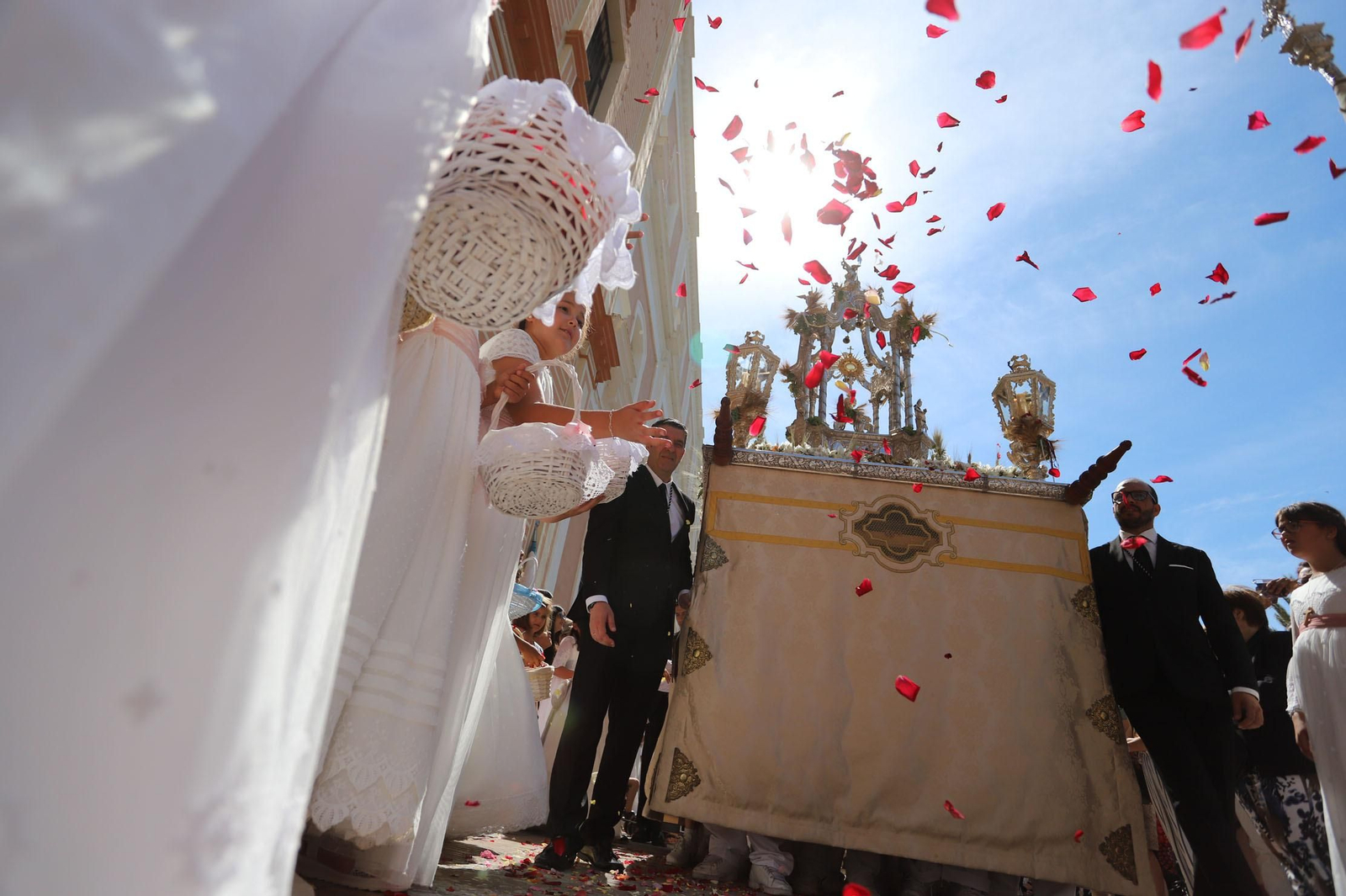 Imágenes del Corpus Christi recorriendo las calles de Huelva