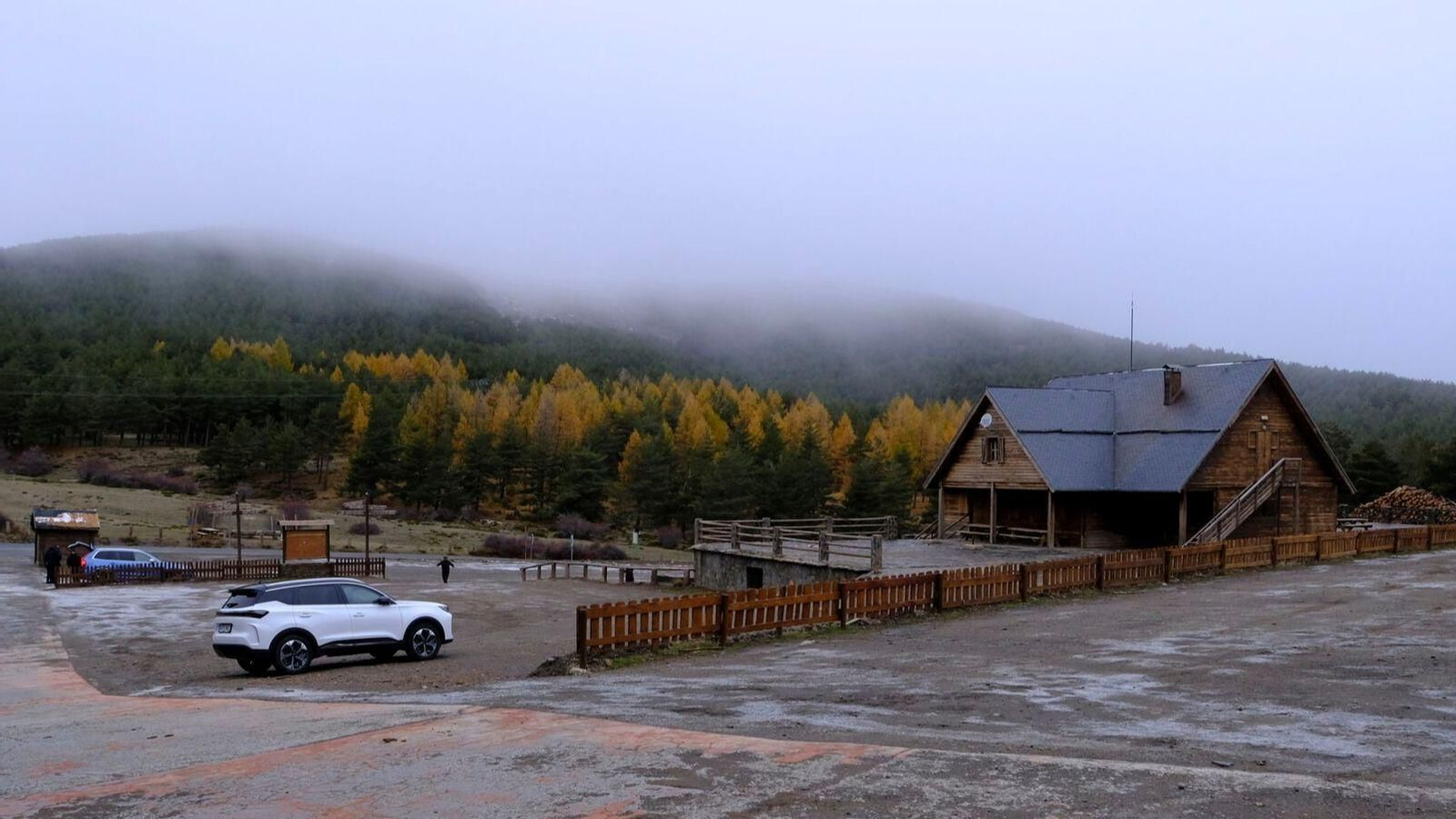 Panorámica de la zona en la que se ubica el edificio albergue y el puesto de información del complejo del Puerto de la Ragua