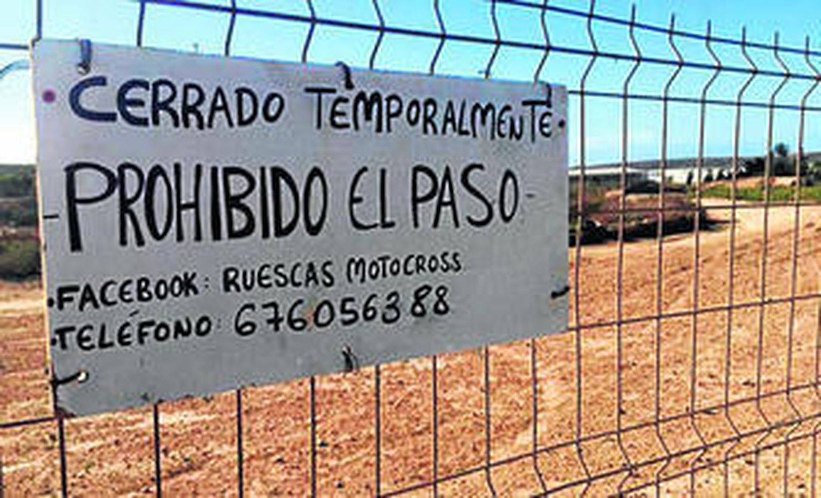 Cartel que avisa que el cirucuito está cerrado de forma temporal.