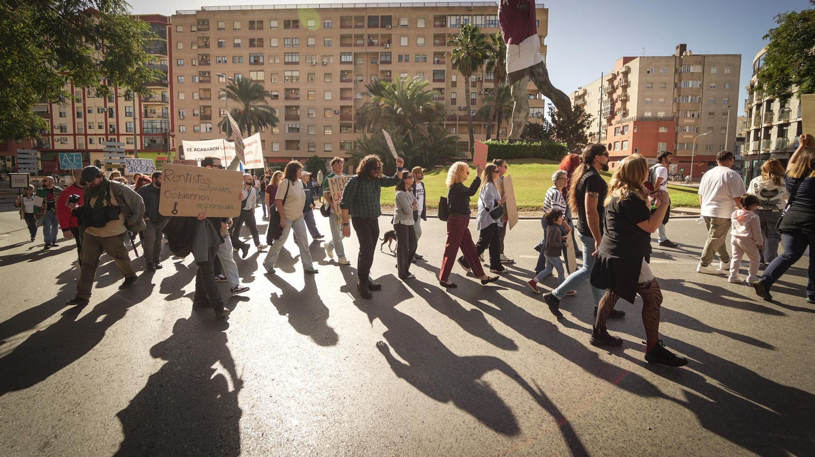 Imágenes de la numerosa participación en la manifestación 'Jerez por la Vivienda'