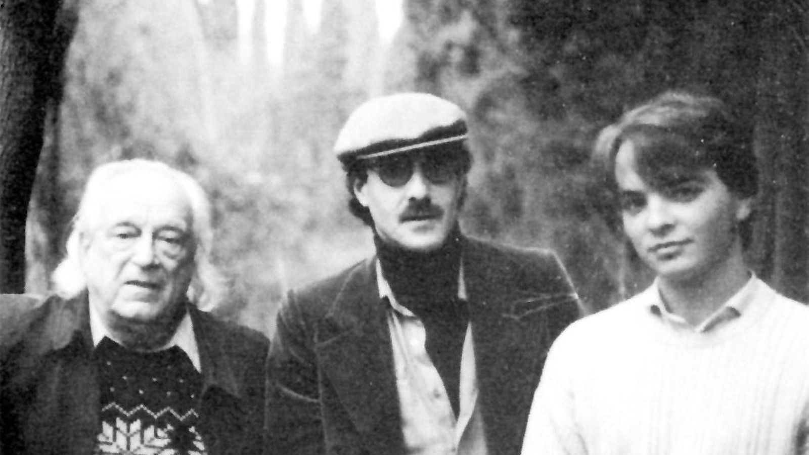 Los poetas Rafael Alberti, Javier  Egea  y Luis Muñoz, en Granada ( 1985).