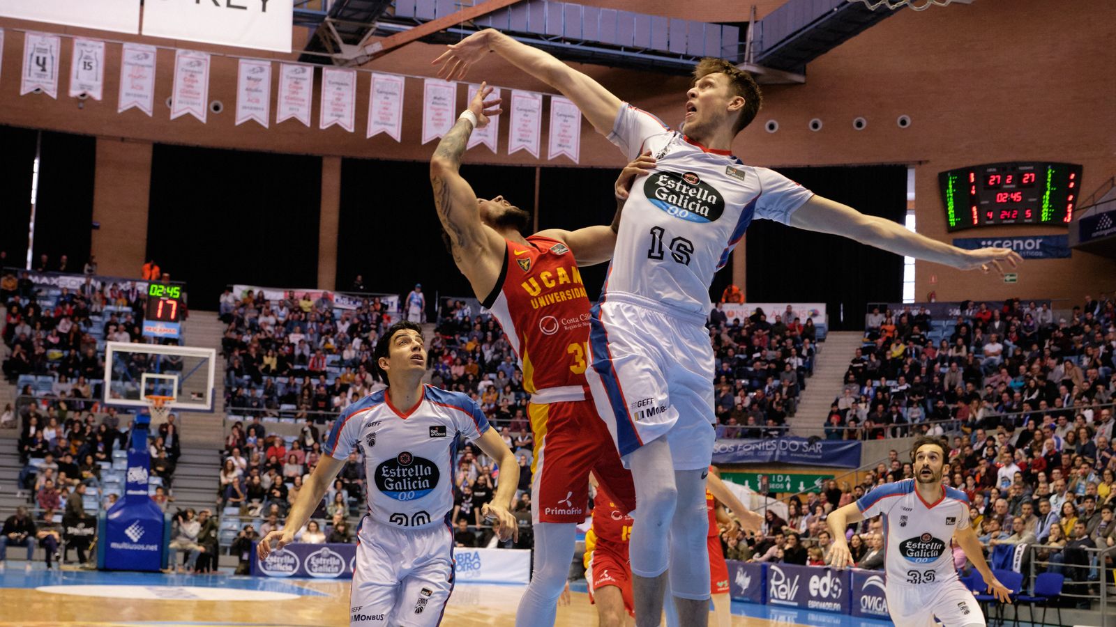 Spires lucha por el balón ante Booker.