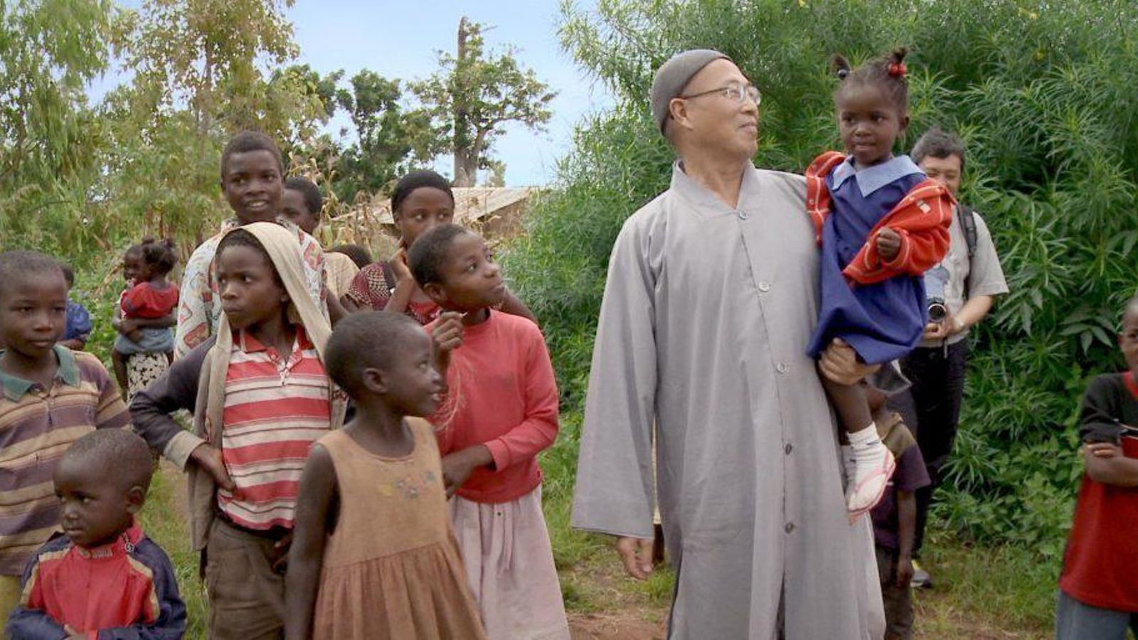 Fotograma de 'Buddha in Africa'. Fotograma de 'Buddha in Africa'.