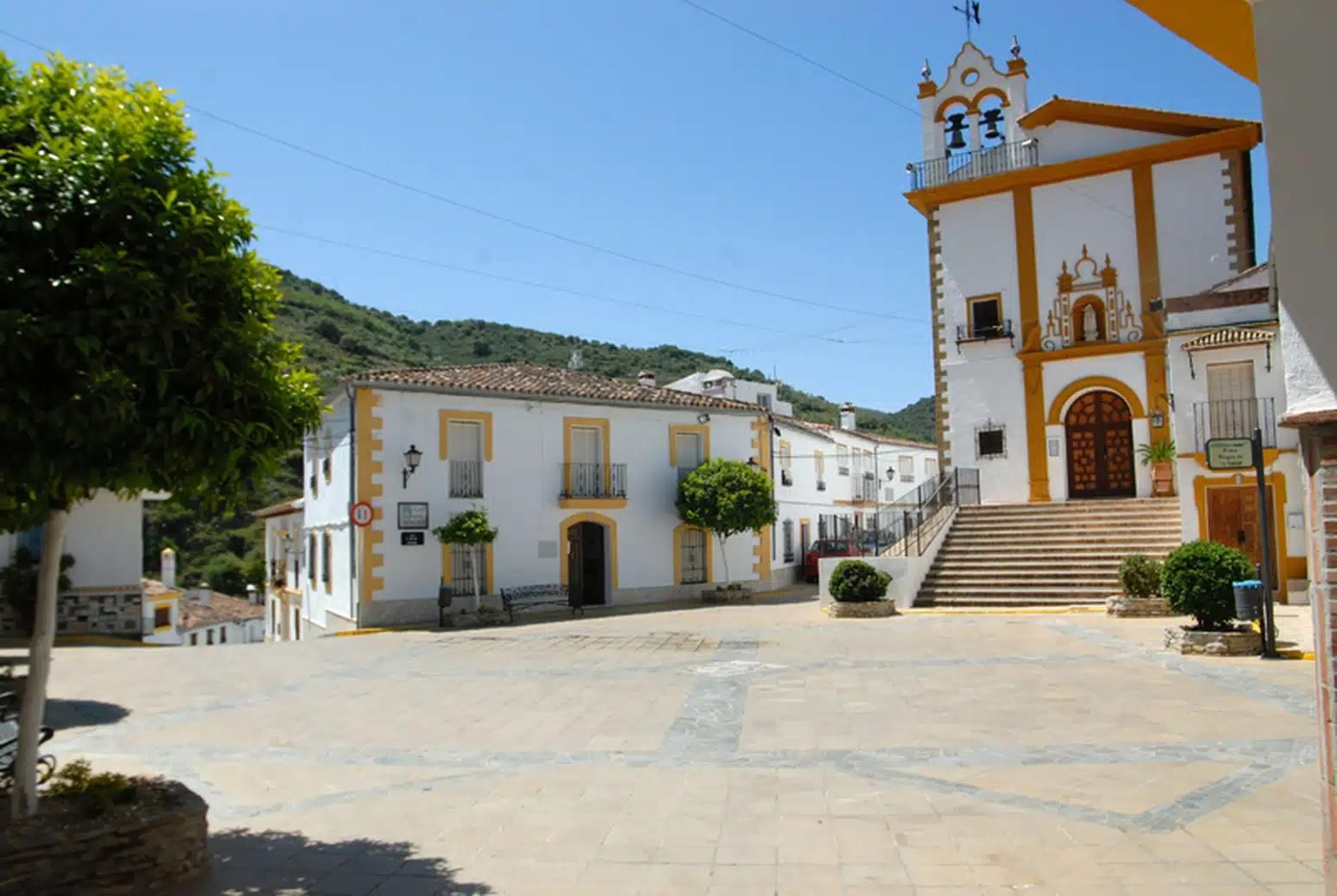 La plaza del pueblo y la Iglesia Nuestra Señora del Rosario de Jimera de Líbar.