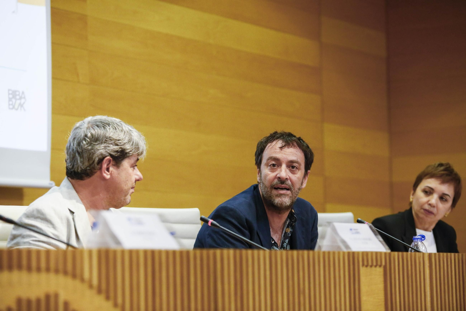 Carmen Mola presenta su libro "El clan" en la Casa de las mariposas de Almería, en imágenes