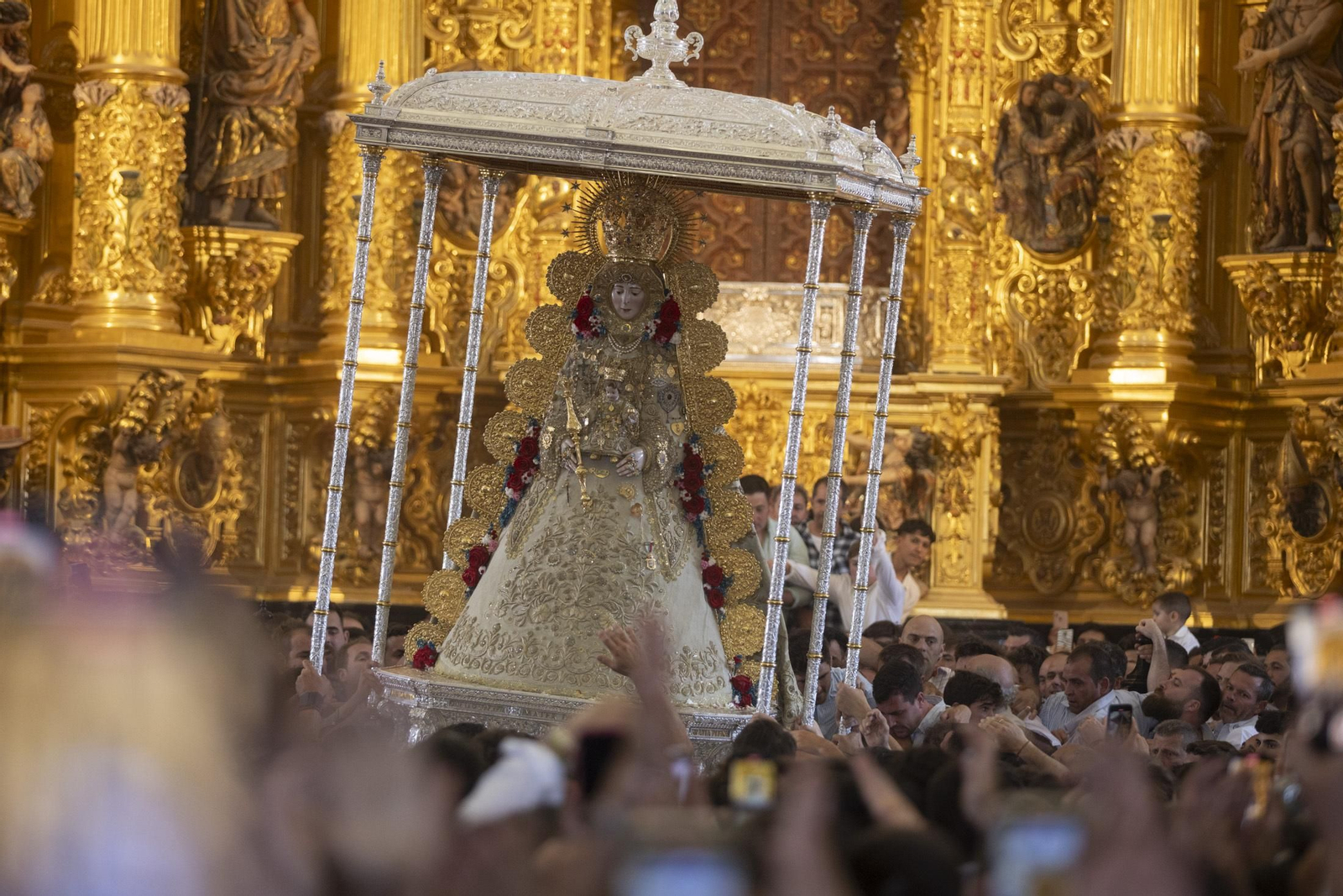 Las mejores imágenes de la procesión de la Virgen del Rocío en la aldea