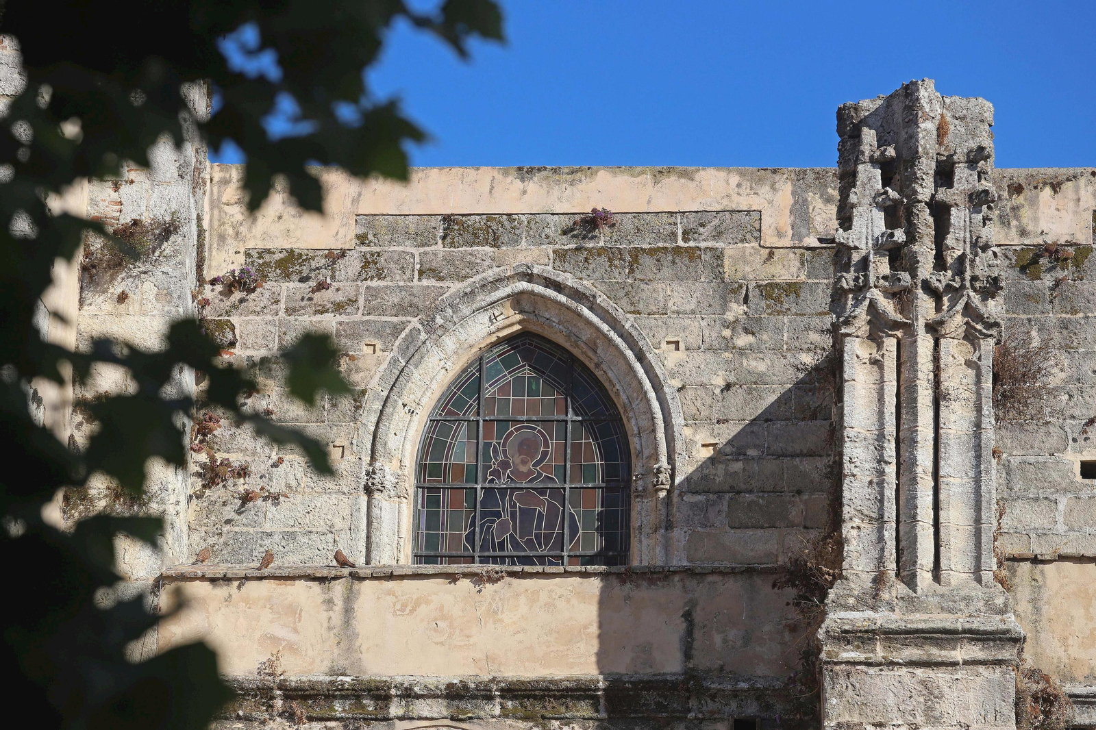Fotos de los daños en las vidrieras de la iglesia de San Mateo, en Tarifa