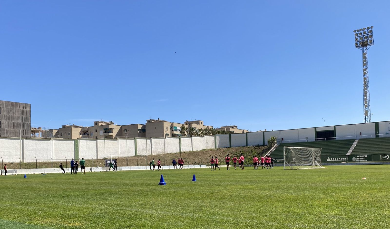 El Antequera, en un entrenamiento en El Maulí.