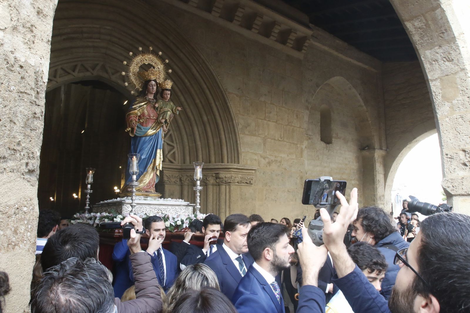 El traslado de María Auxiliadora de Córdoba tras su restauración, en imágenes