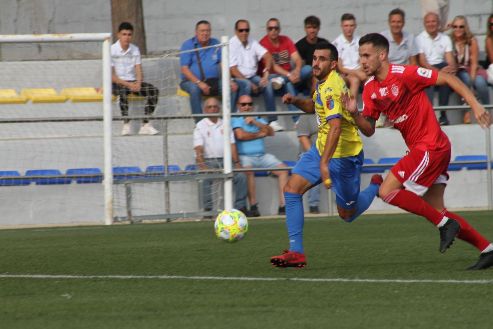 Joselito Cornejo se marcha de Titi en el partido con el Utrera.