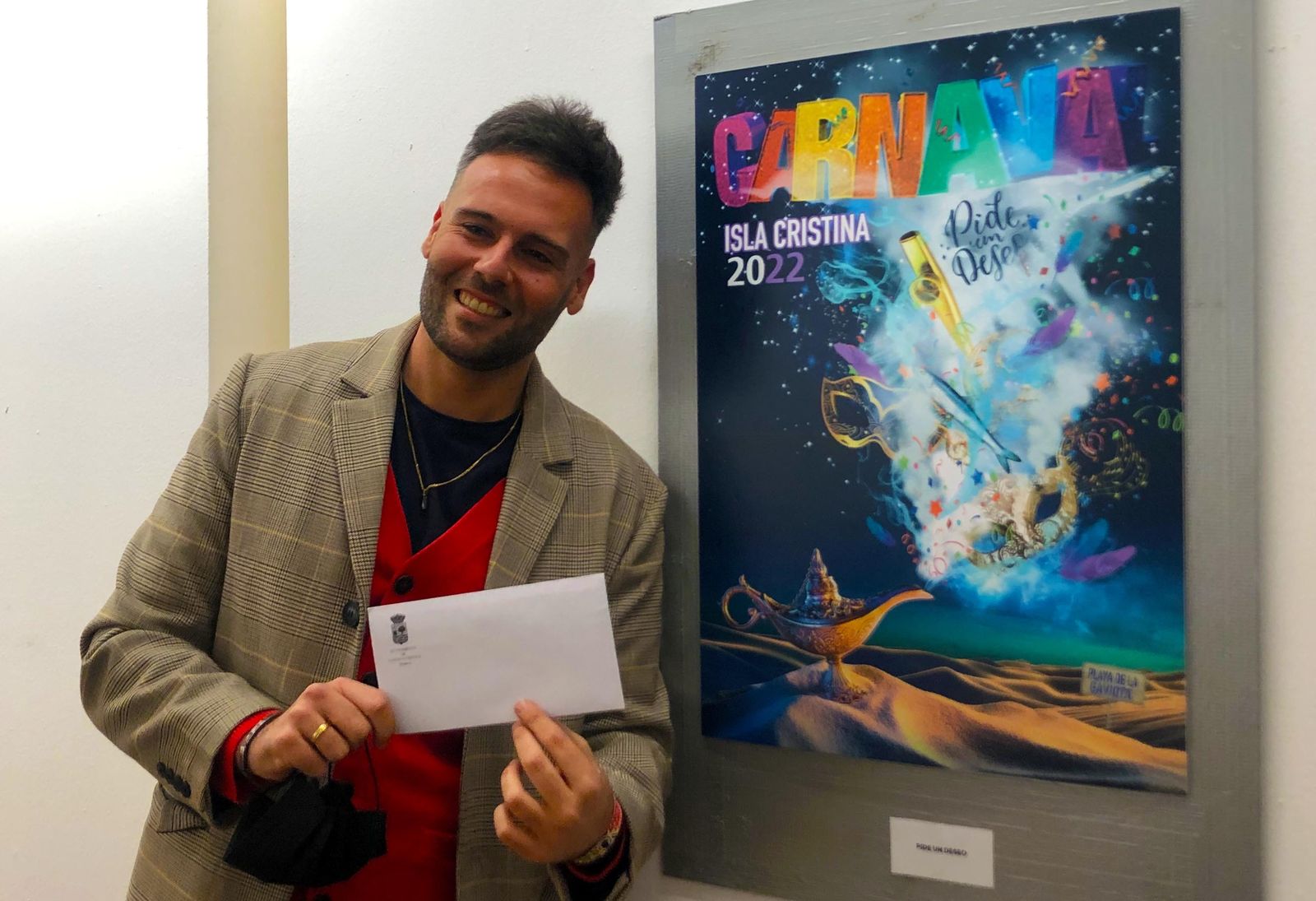 Álvaro Prett posa junto al cartel ganador