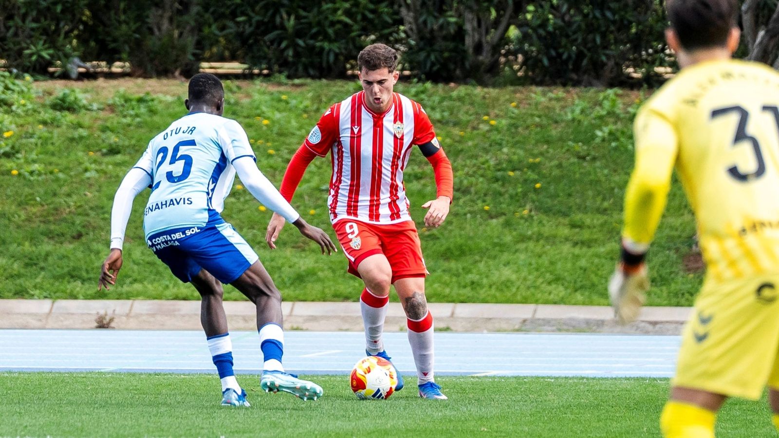 Iker Burgos busca la jugada individual en el choque contra el Atlético Malagueño.