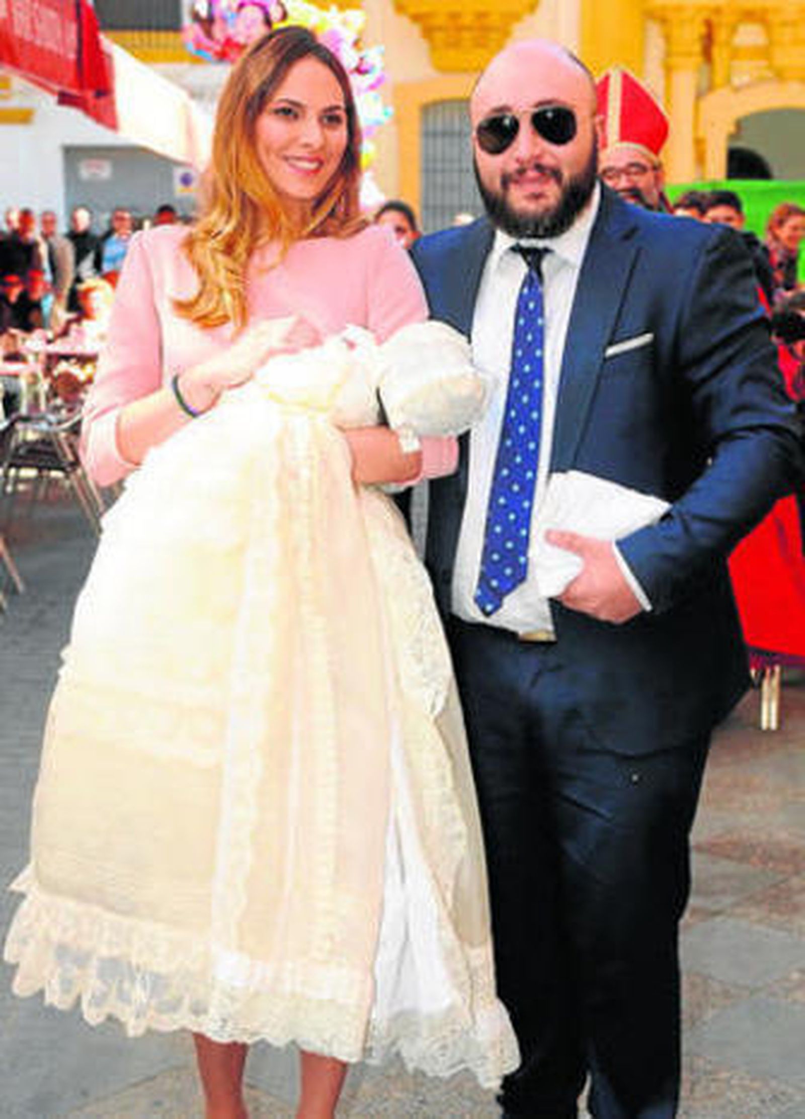 Irene Rosales y Kiko Rivera antes de entrar en el templo.